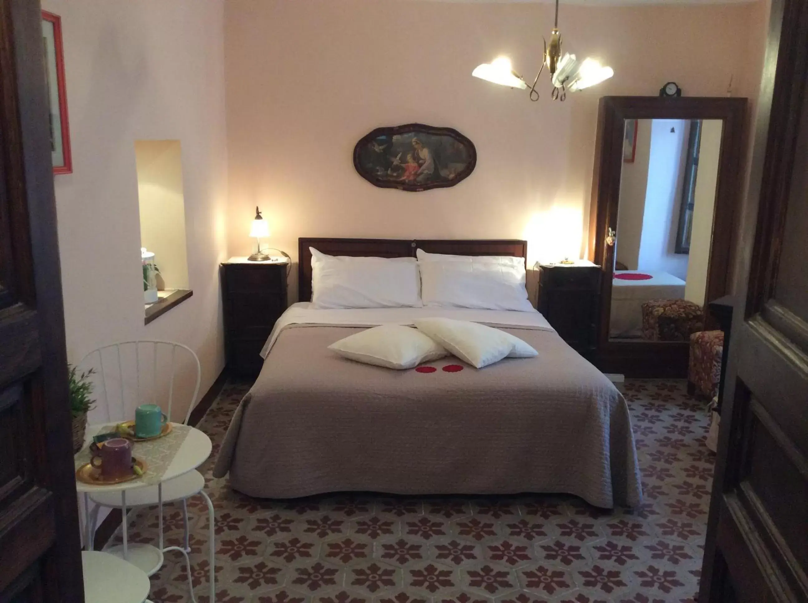 Photo of the whole room, Bed in La Casa del Pittore di Petralia