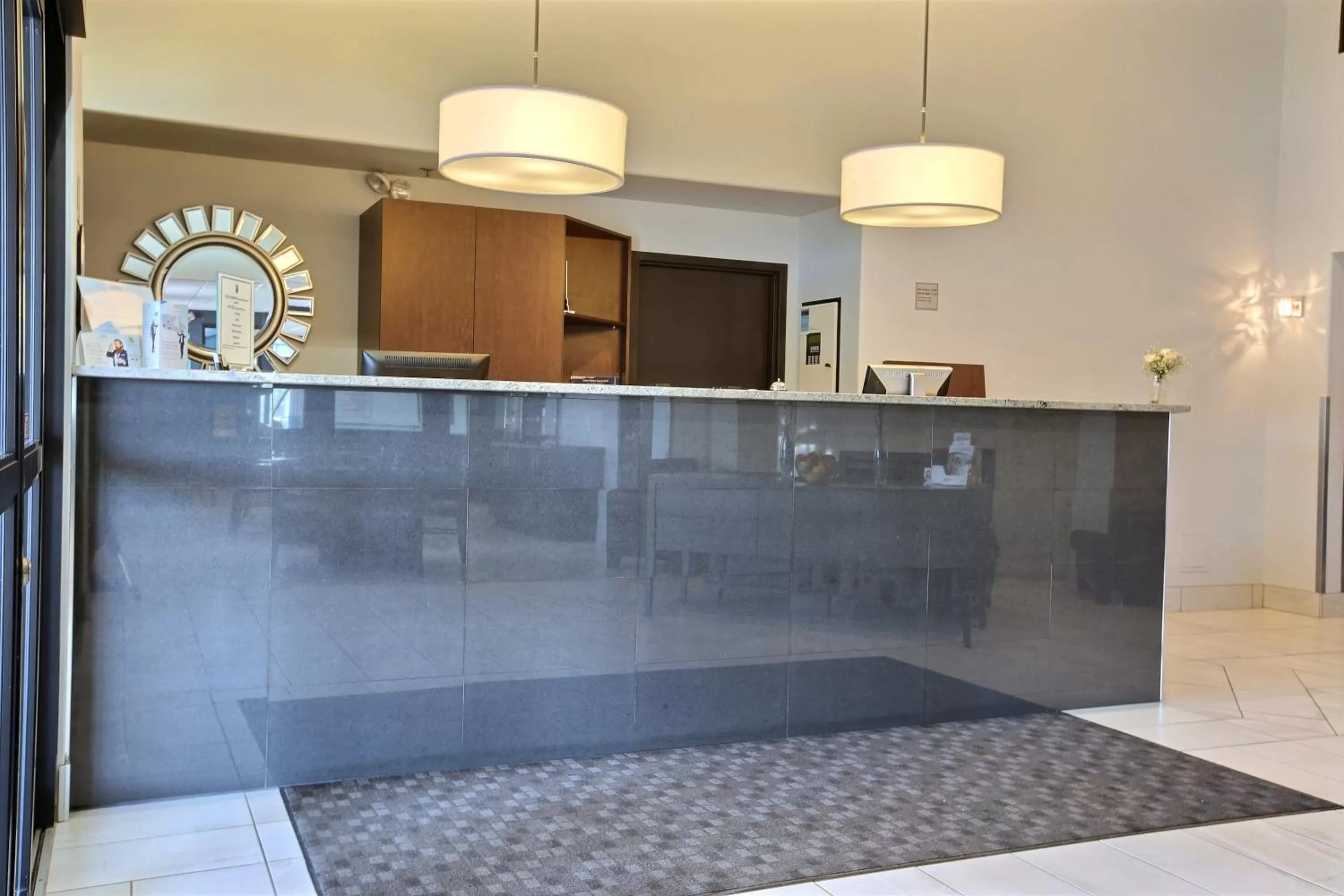 Super 8 by Wyndham Lachenaie/Terrebonne