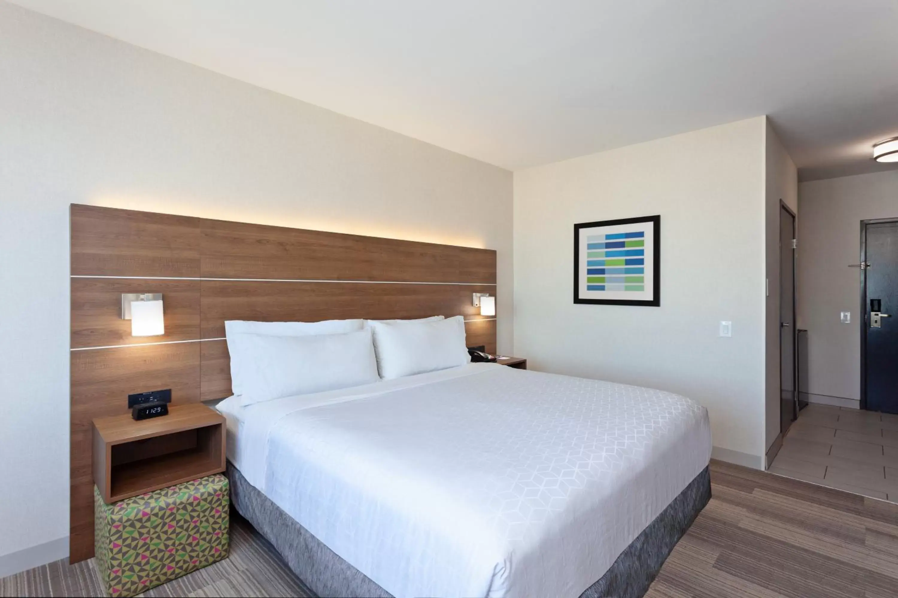 Photo of the whole room, Bed in Holiday Inn Express Los Angeles LAX Airport, an IHG Hotel