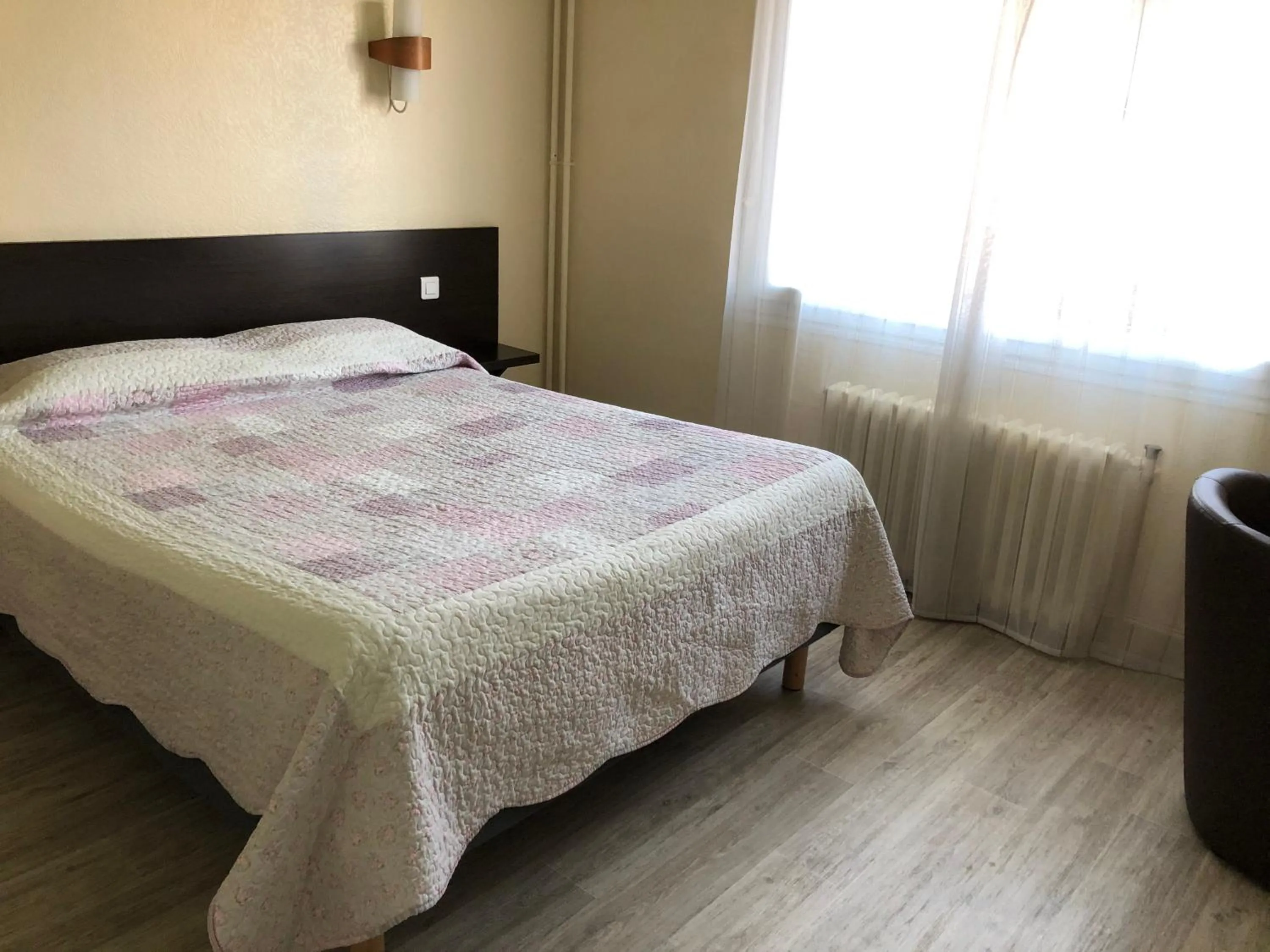 Photo of the whole room, Bed in Hotel Restaurant Saint-Benoit