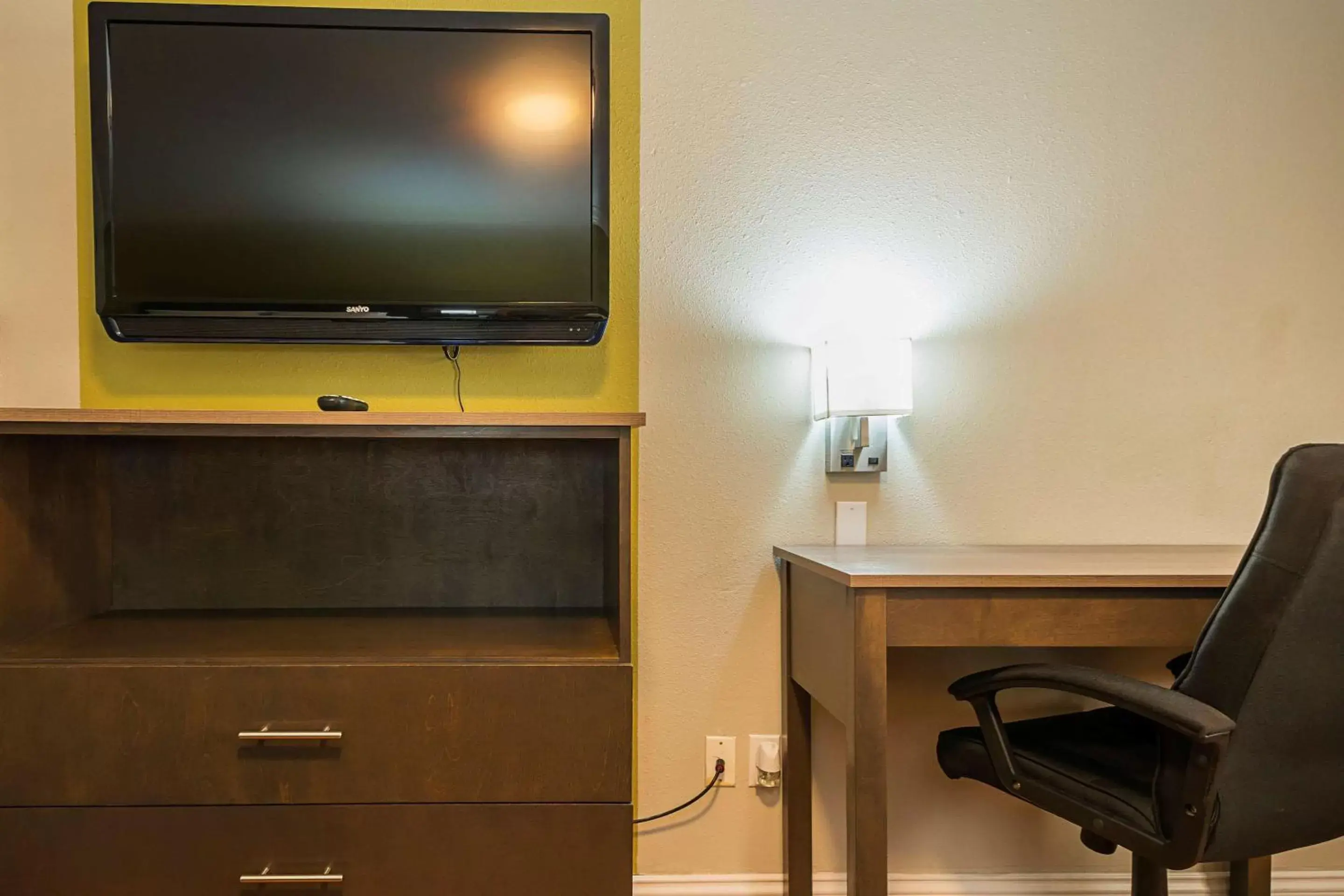 Bedroom, TV/Entertainment Center in Quality Inn