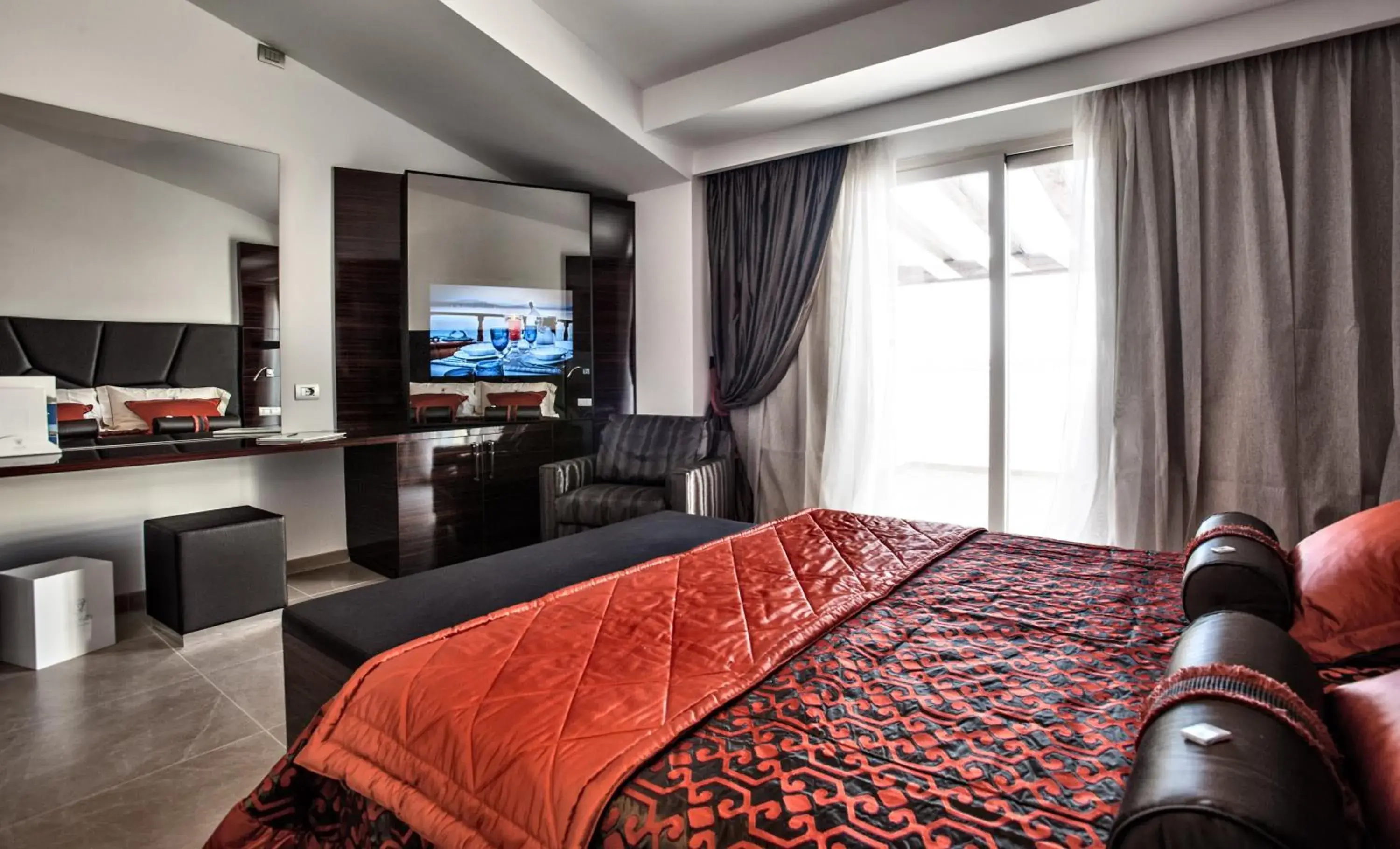 Bed, TV/Entertainment Center in Grand Hotel Ma&Ma Resort