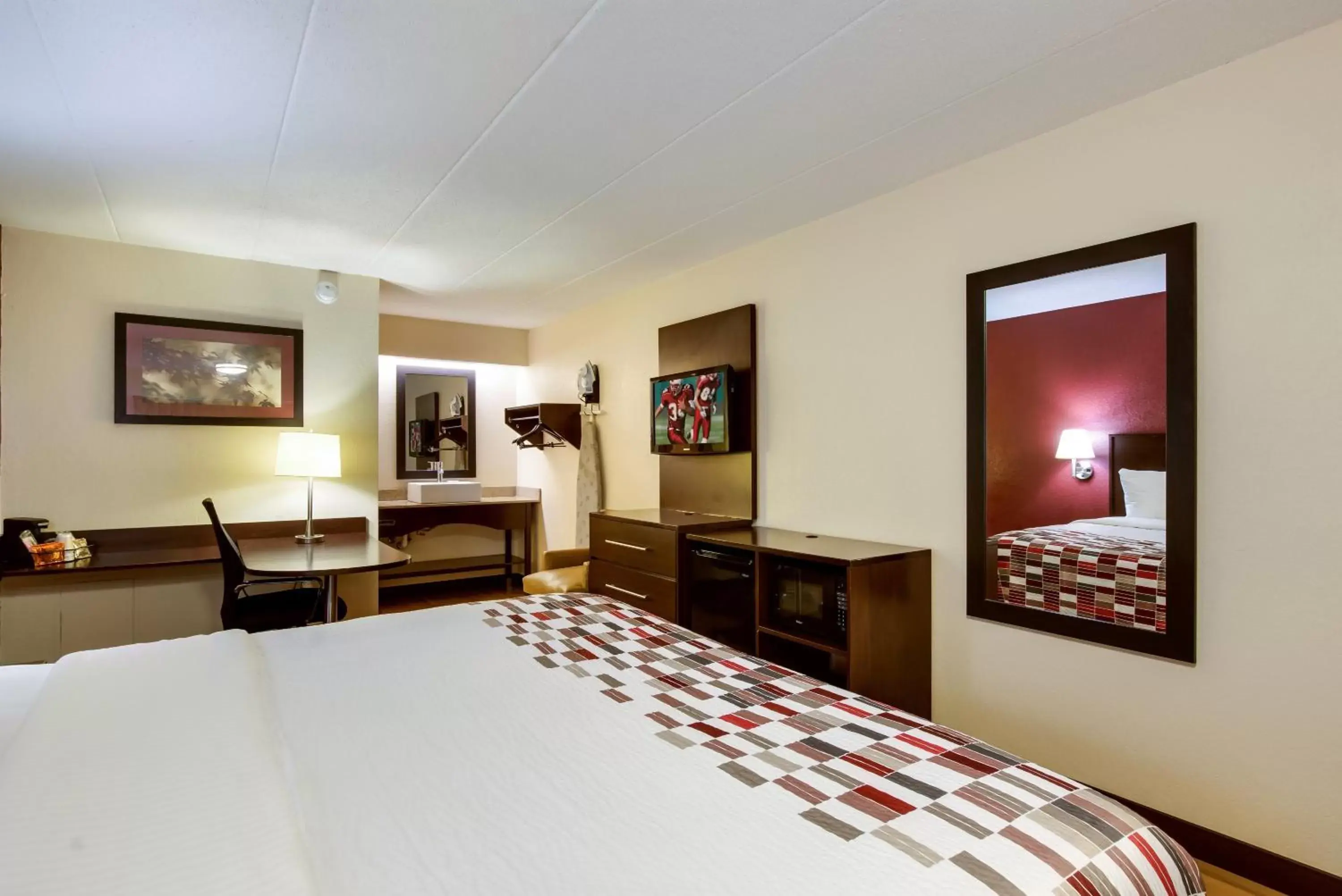 Photo of the whole room, Room Photo in Red Roof Inn Kalamazoo East – Expo Center