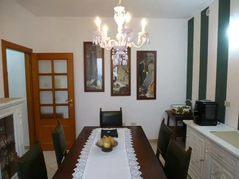 Dining Area in B&B A Casa di Mael