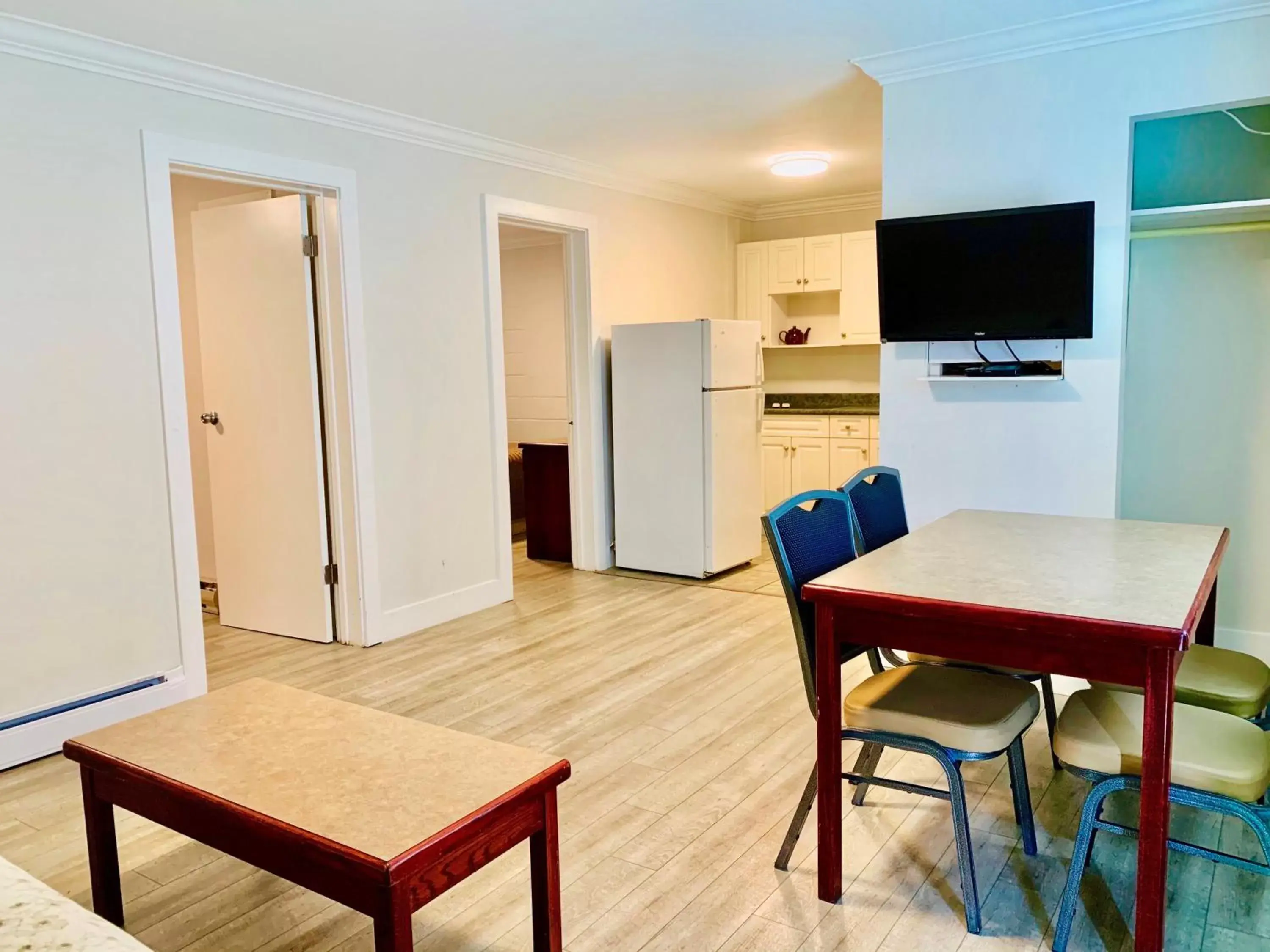 Living room, Dining Area in Traveler's Motel Penticton