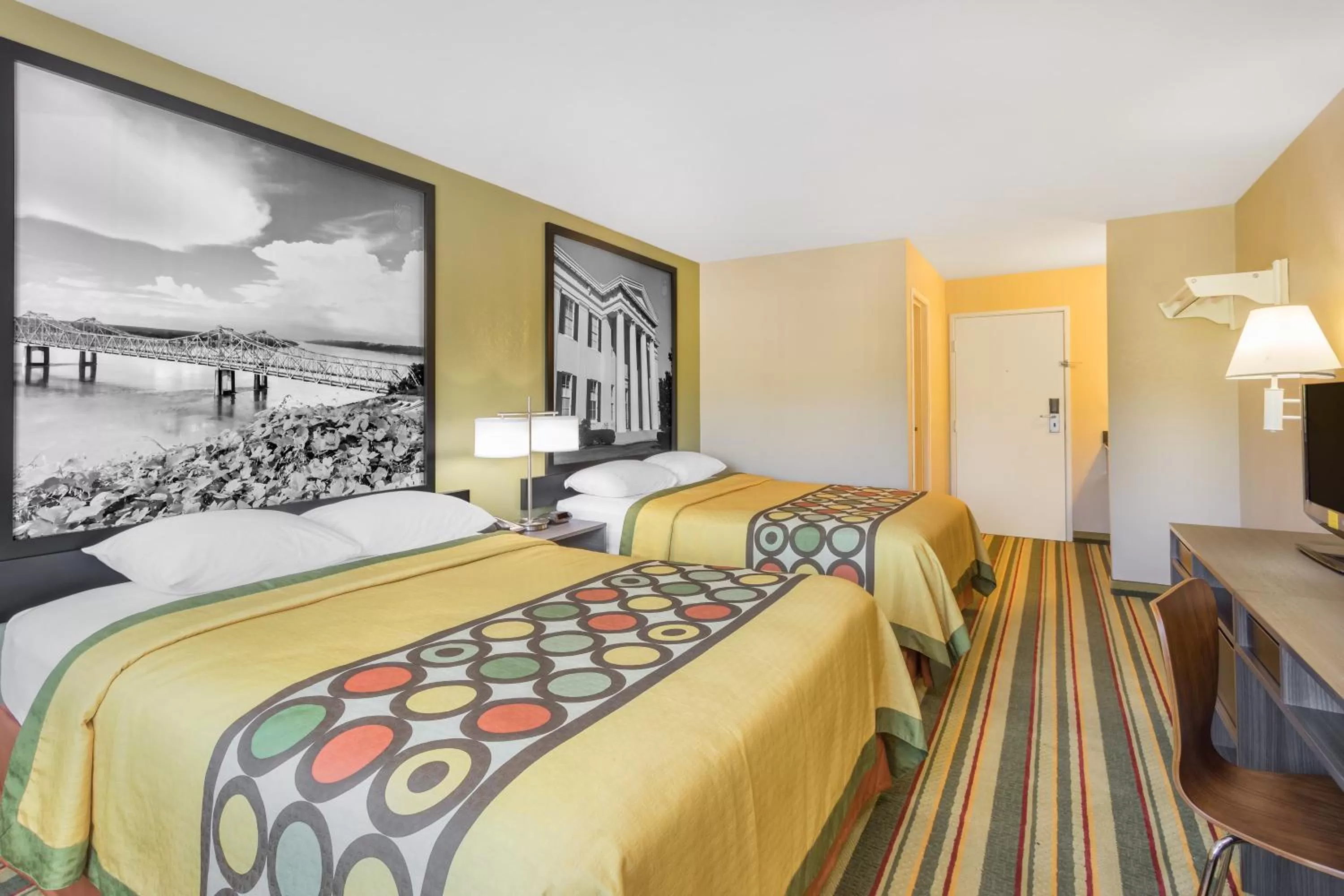 Bedroom, Bed in Super 8 by Wyndham Vicksburg