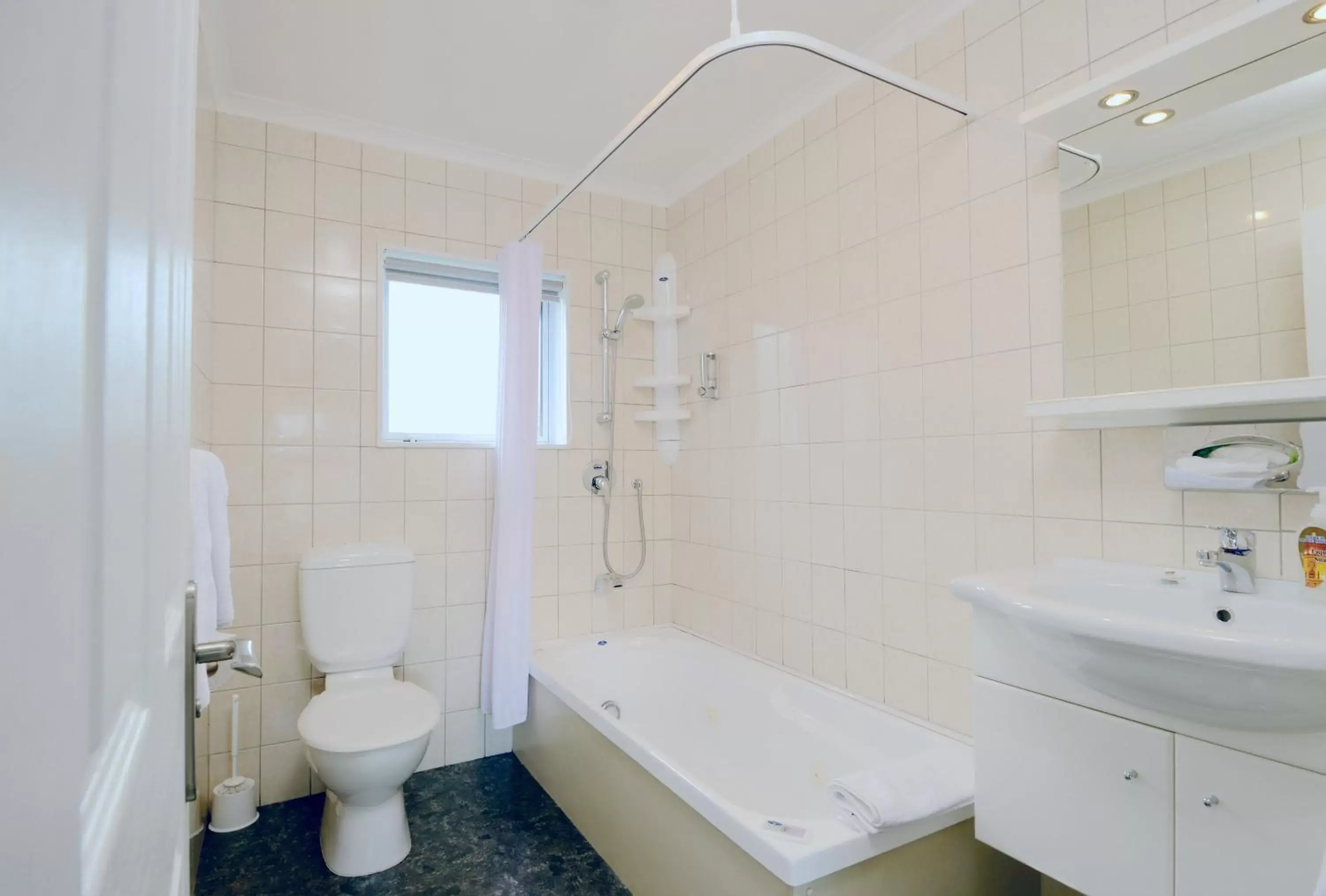 Bathroom in Tower Lodge Motel