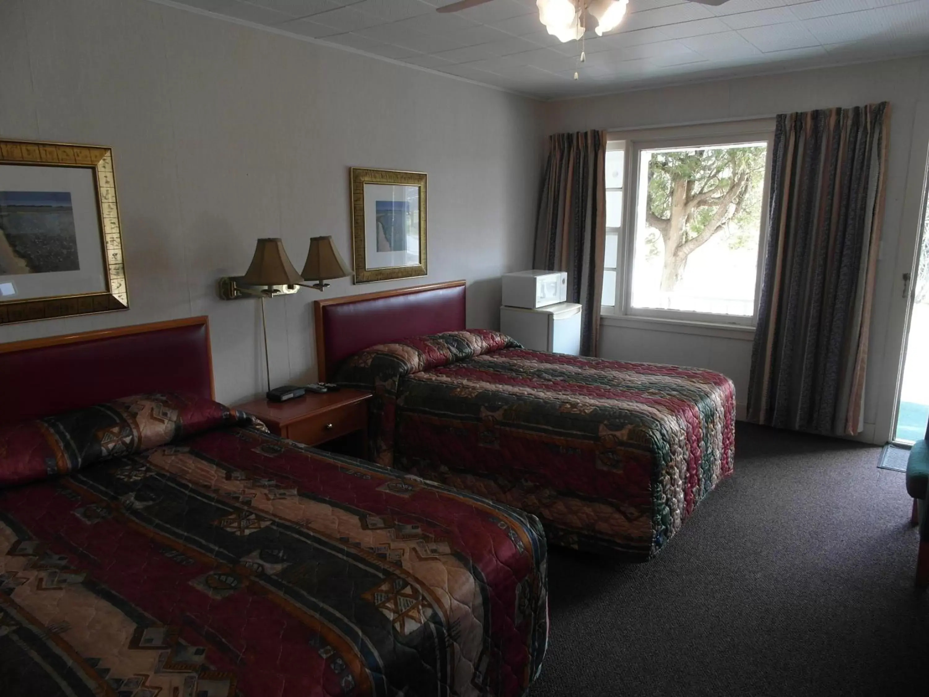 Photo of the whole room, Bed in The Lionstone Inn Motel and Cottages