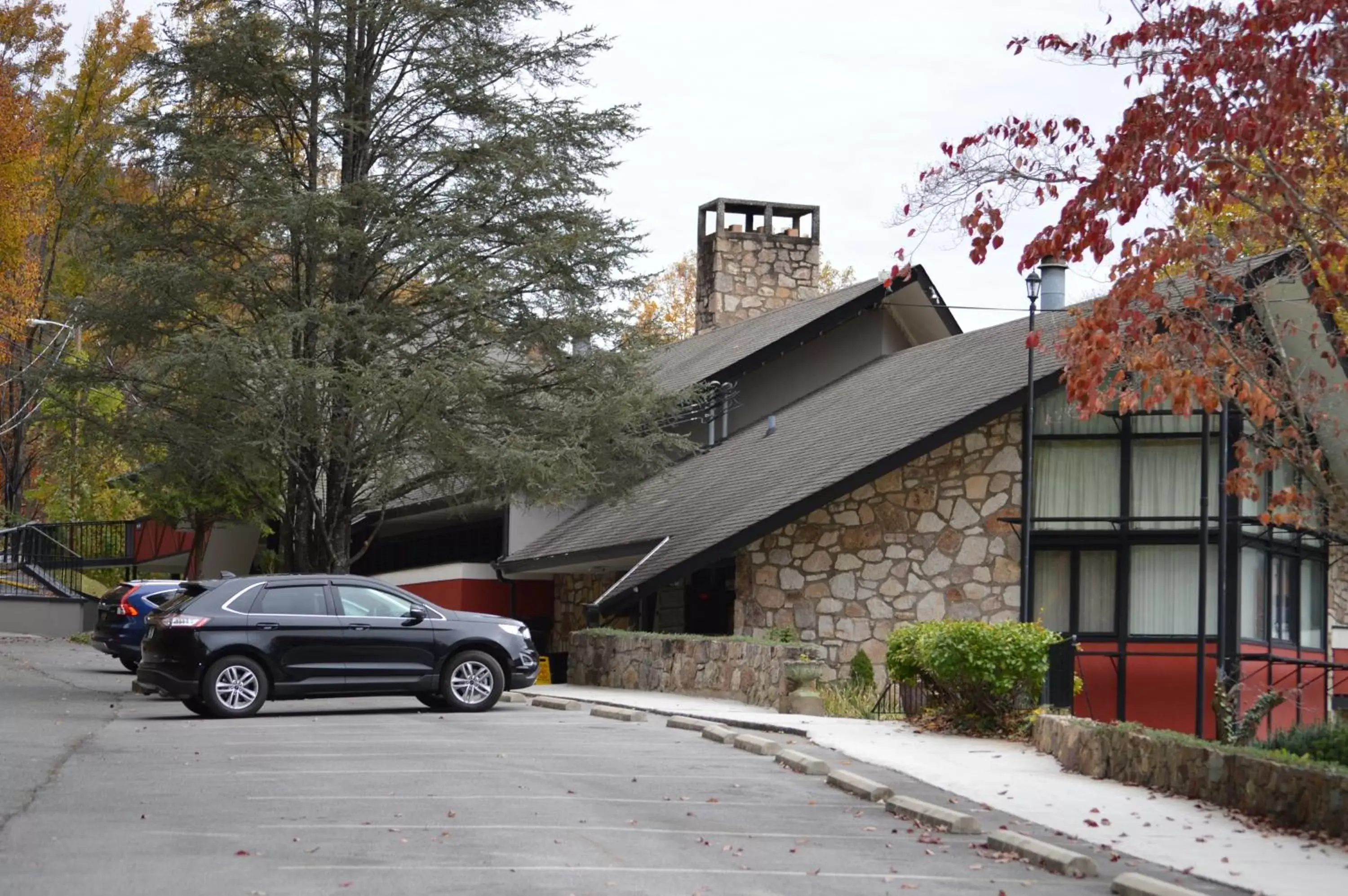 Property building in Chalet Inn Property building in Chalet Inn