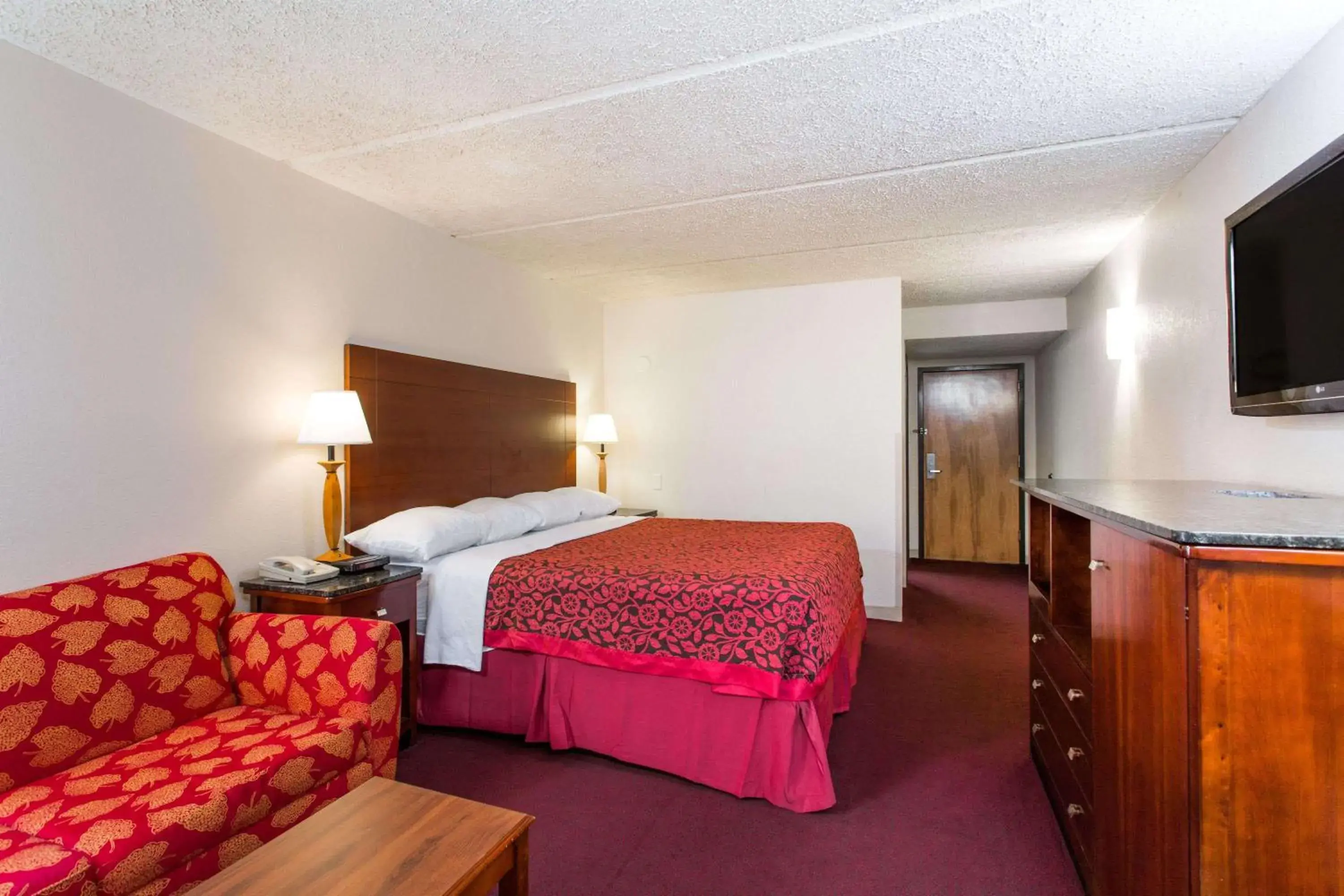 Photo of the whole room, Bed in Days Inn by Wyndham High Point/Archdale