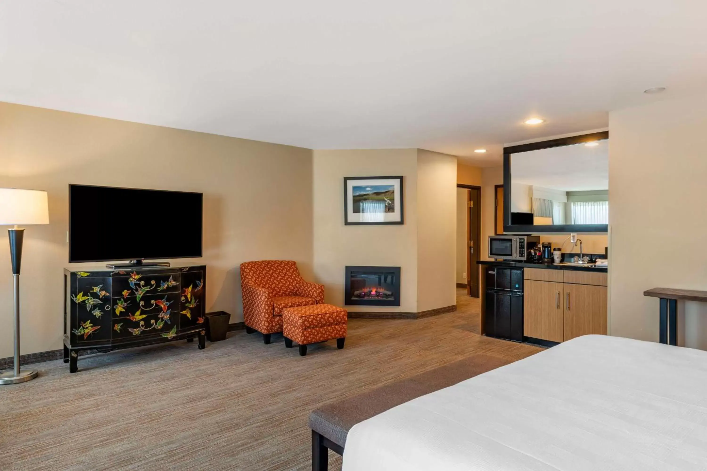 Photo of the whole room, TV/Entertainment Center in Best Western Plus Hood River Inn