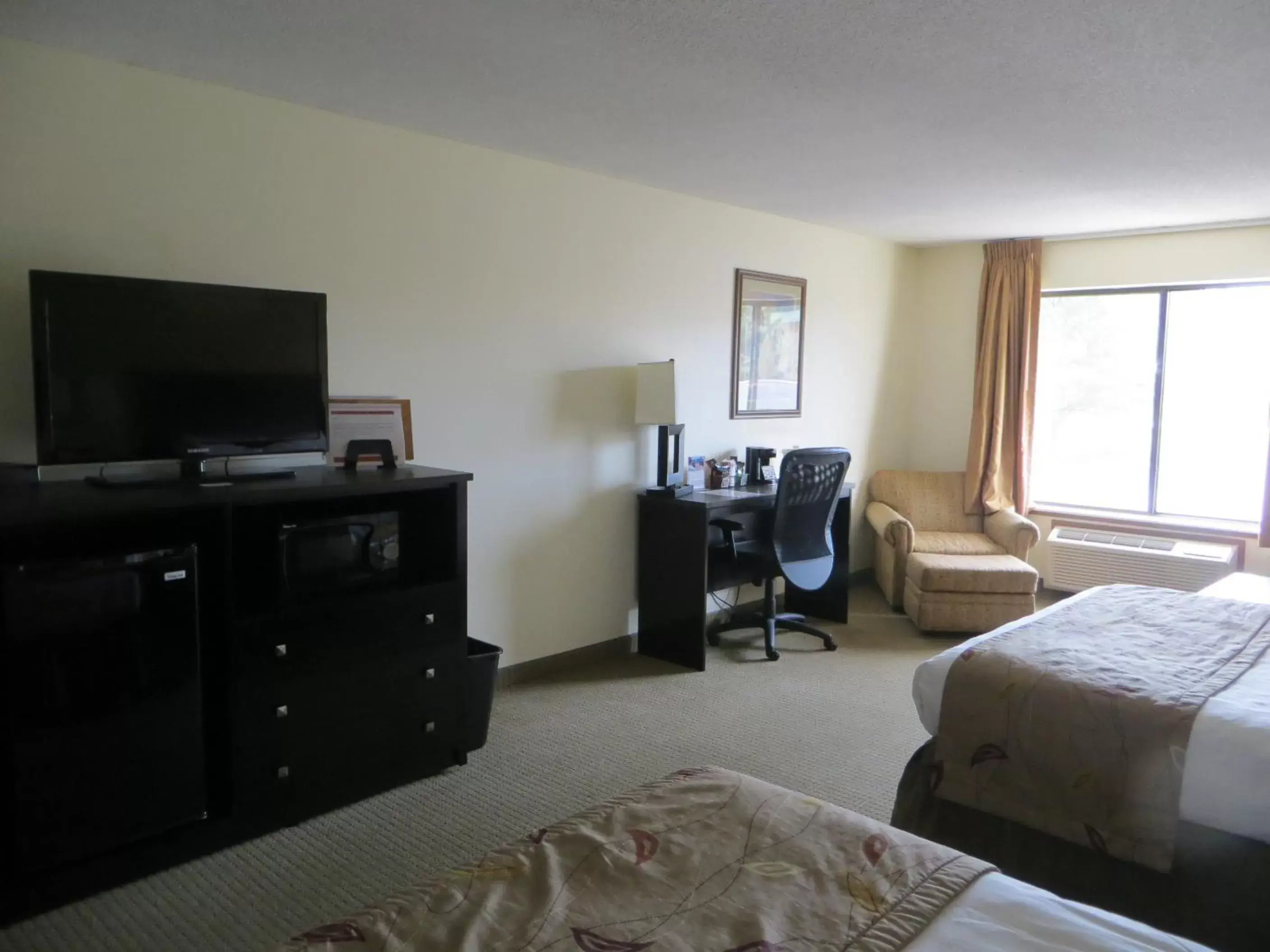 Bedroom, TV/Entertainment Center in Ramada by Wyndham Wisconsin Dells