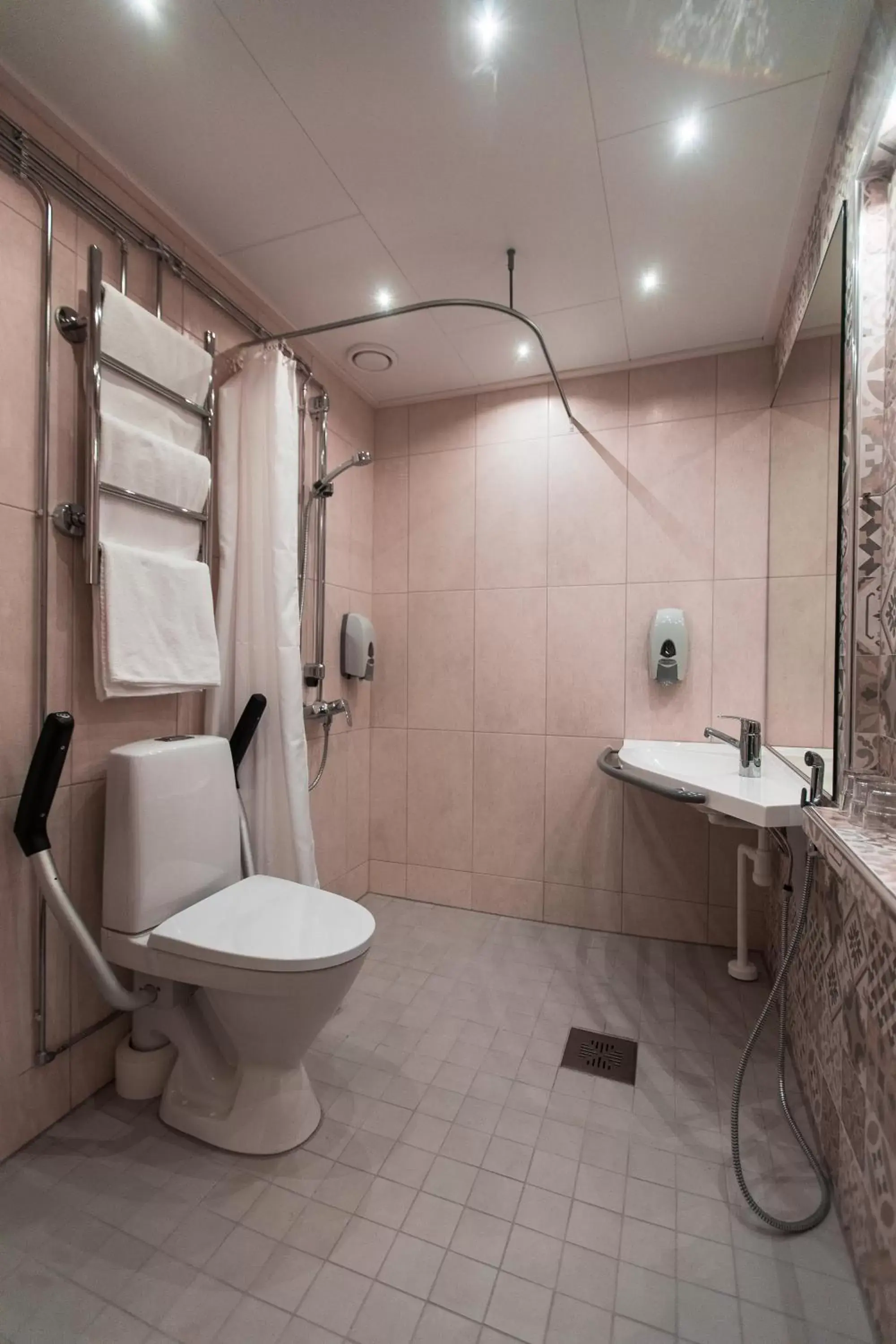 Bathroom in Hotel Aakenus