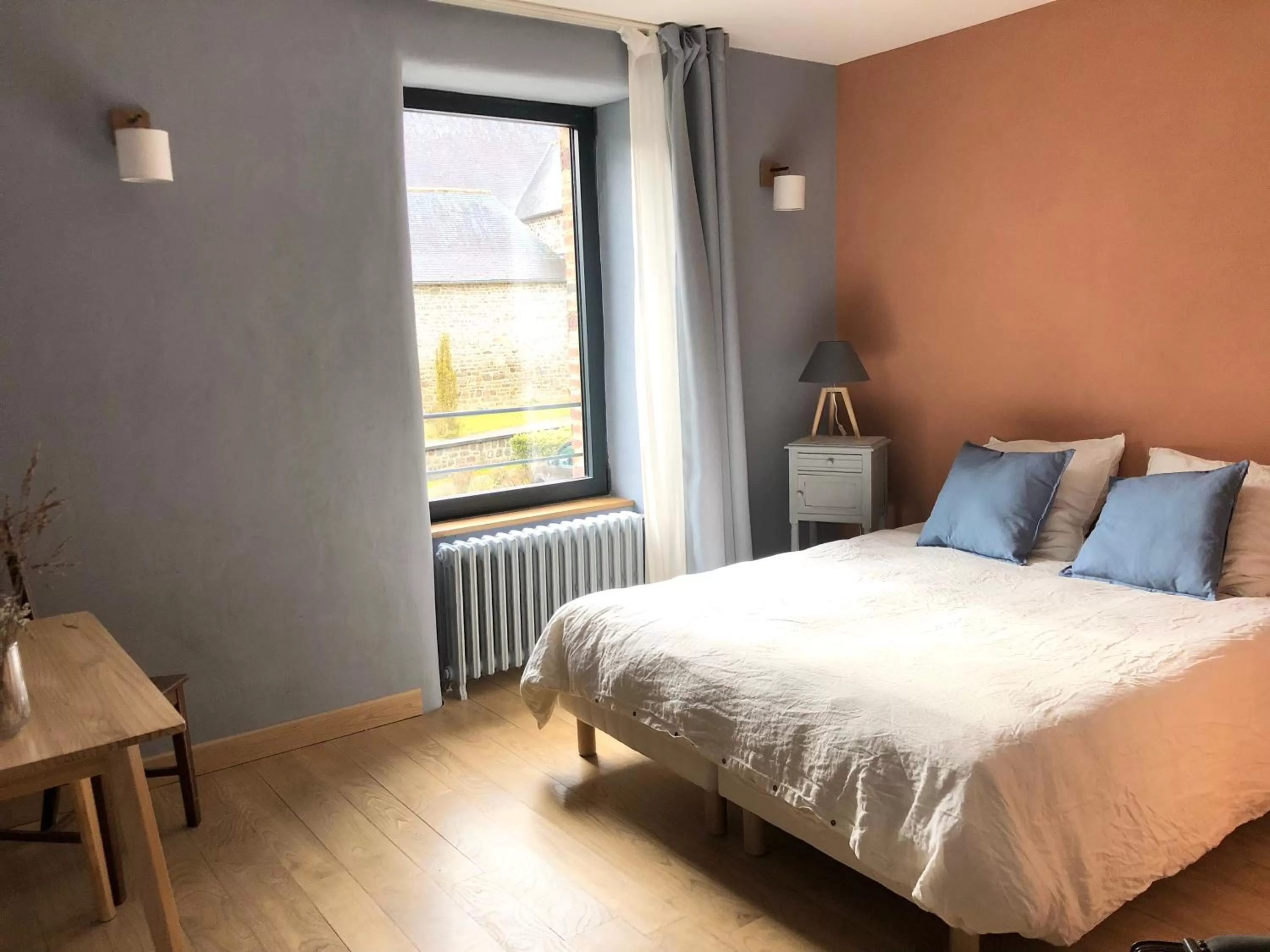 Bed in Fleurs de lin