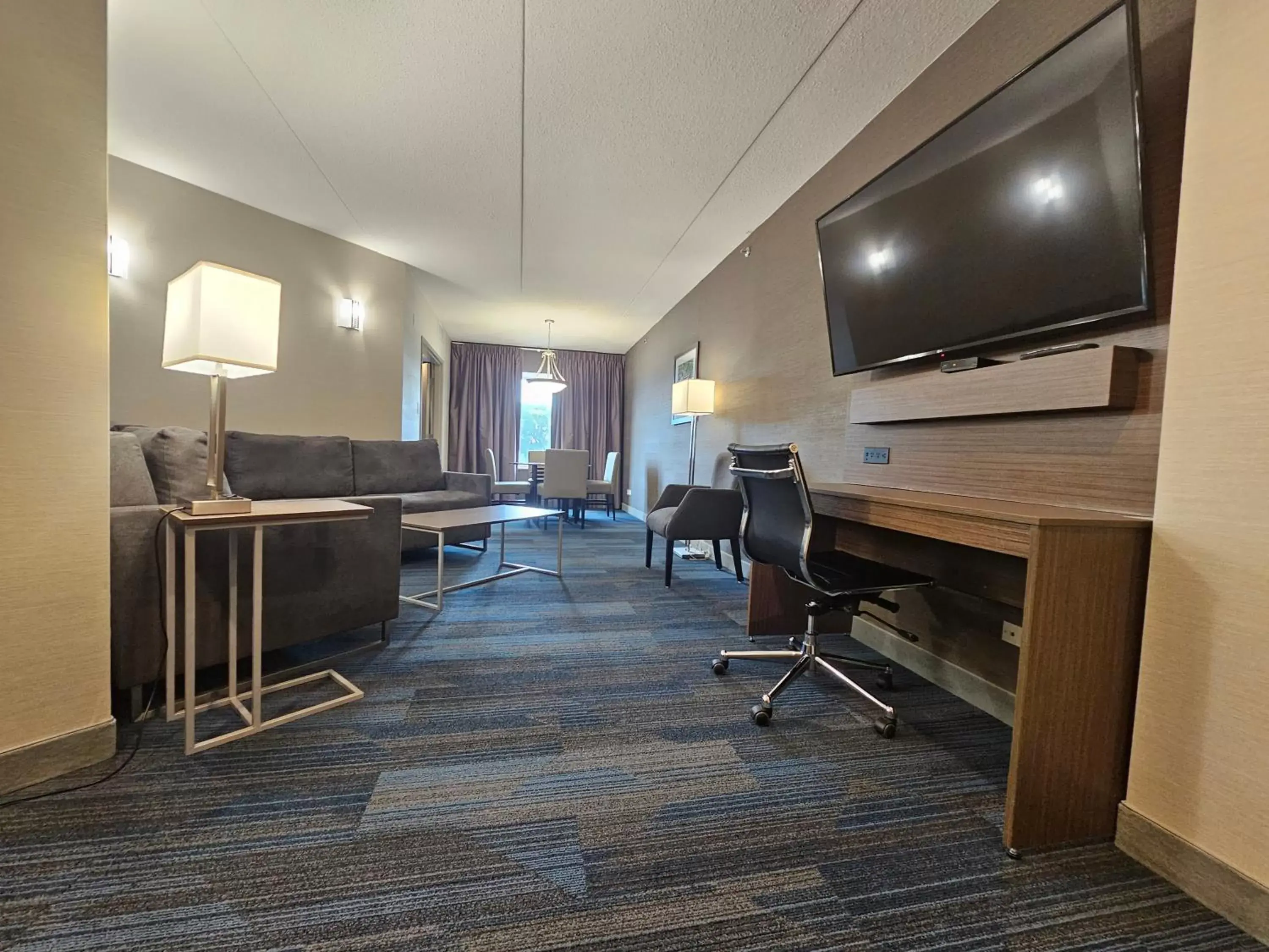 Bed, TV/Entertainment Center in Clarion Hotel & Suites