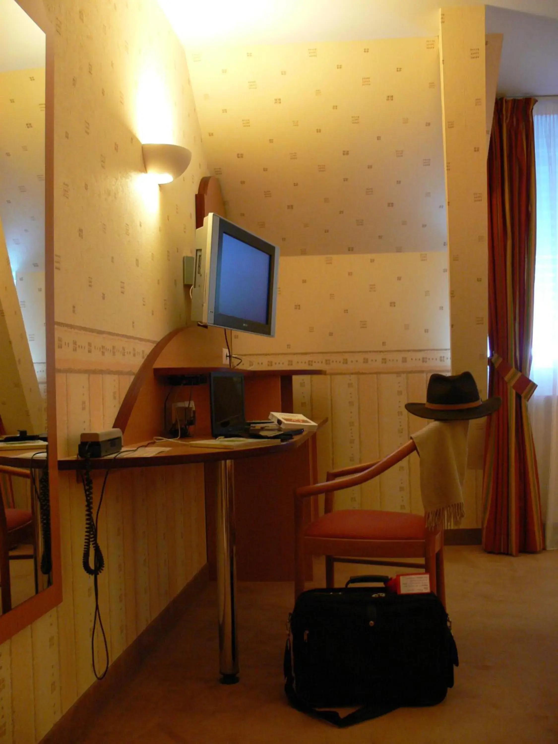 TV and multimedia, TV/Entertainment Center in Logis Le Champalud