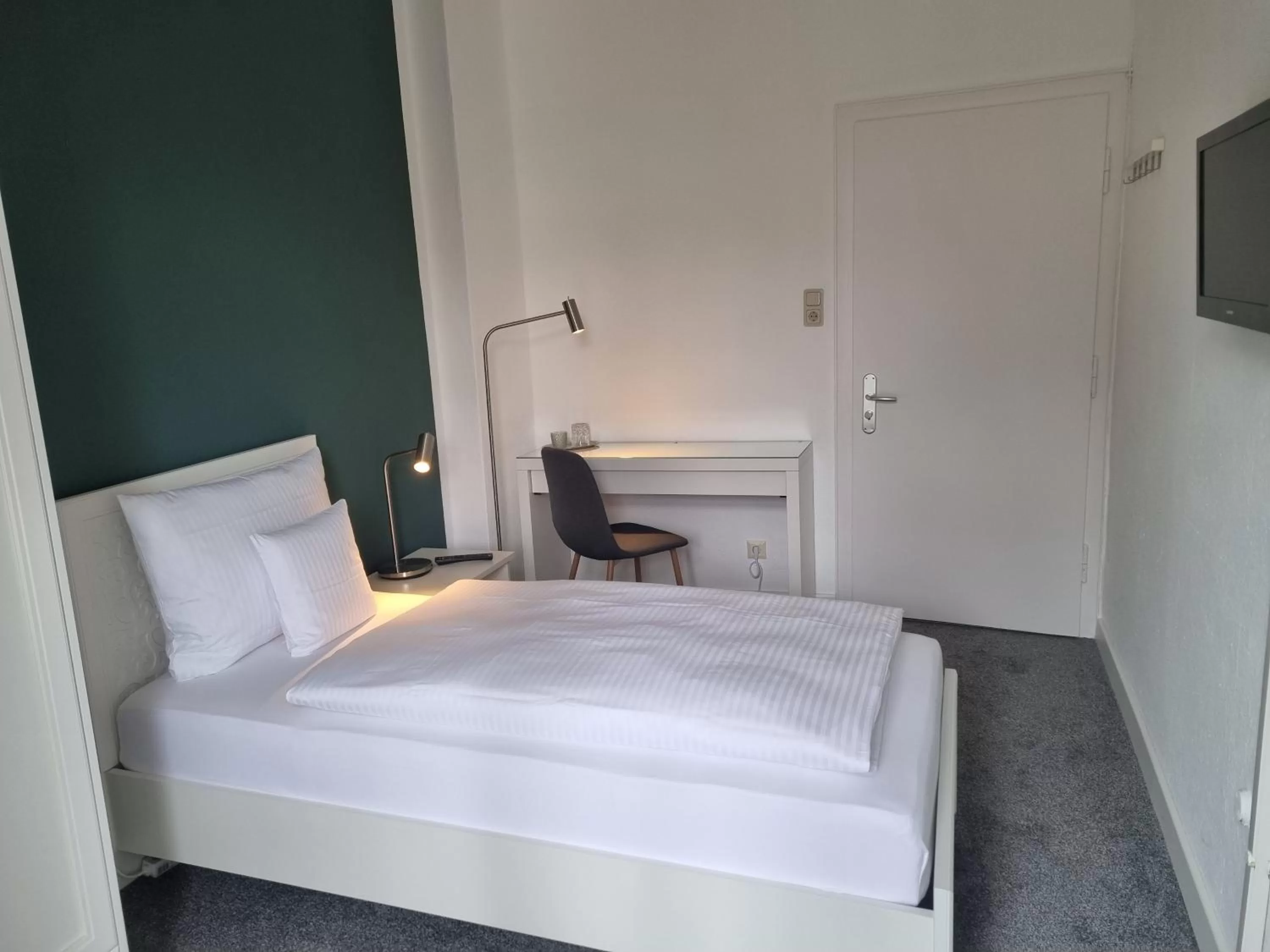 Photo of the whole room, Bed in Parkhotel Am Schwanenteich