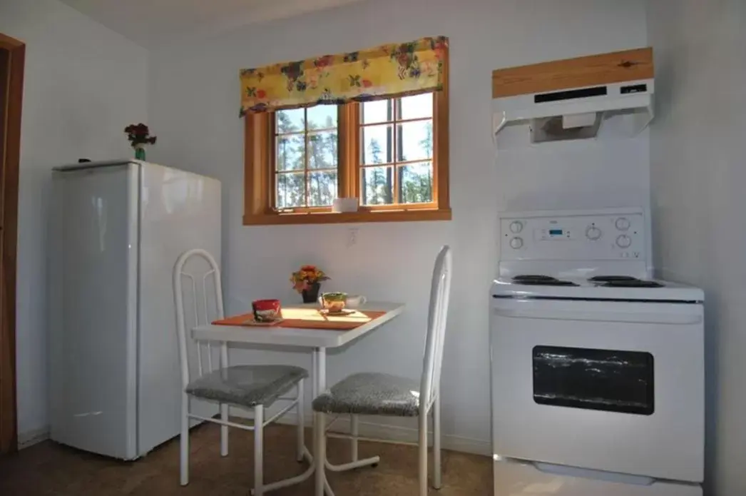 kitchen, Kitchen/Kitchenette in Camp Taureau - Altaï Canada