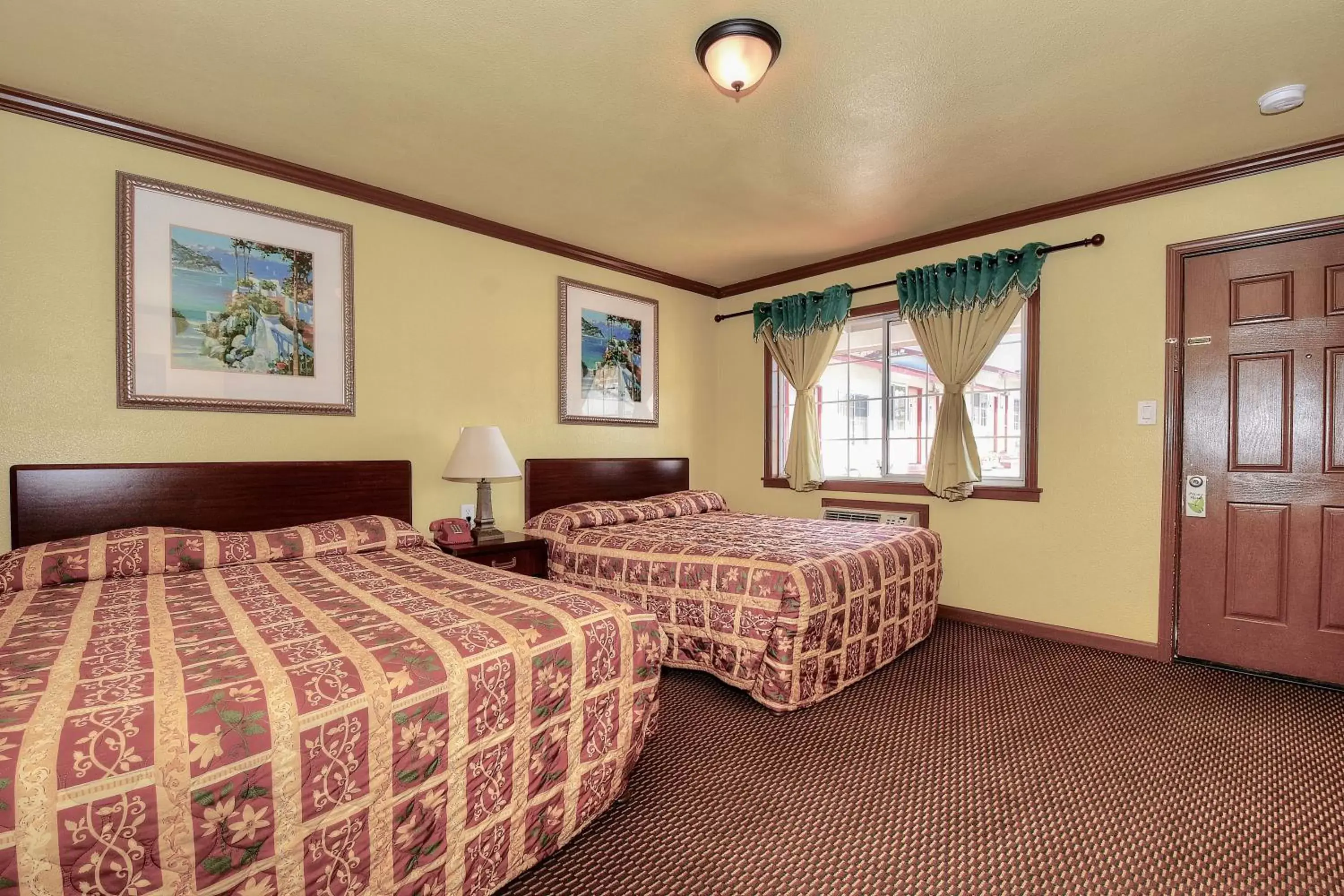 Photo of the whole room, Bed in Bayside Inn