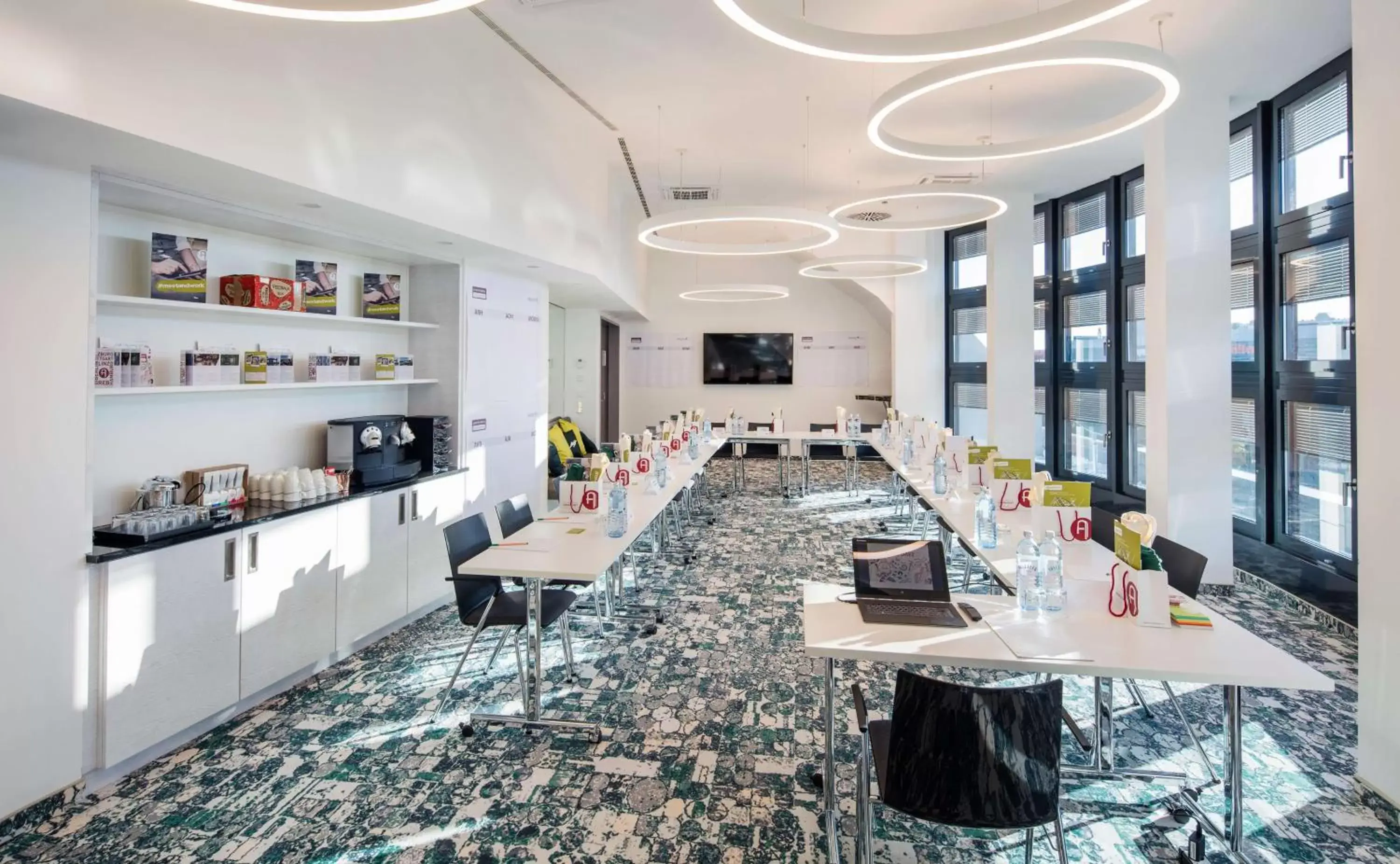 Meeting/conference room, Restaurant/Places to Eat in ARCOTEL Donauzentrum Wien