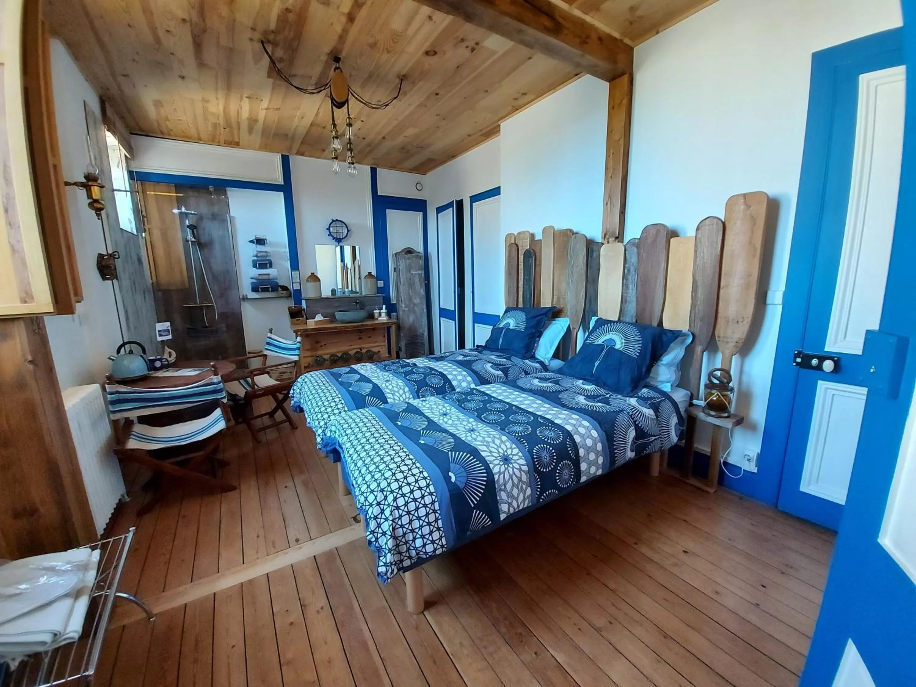 Shower, Bed in B & B Les Secrets des Loges