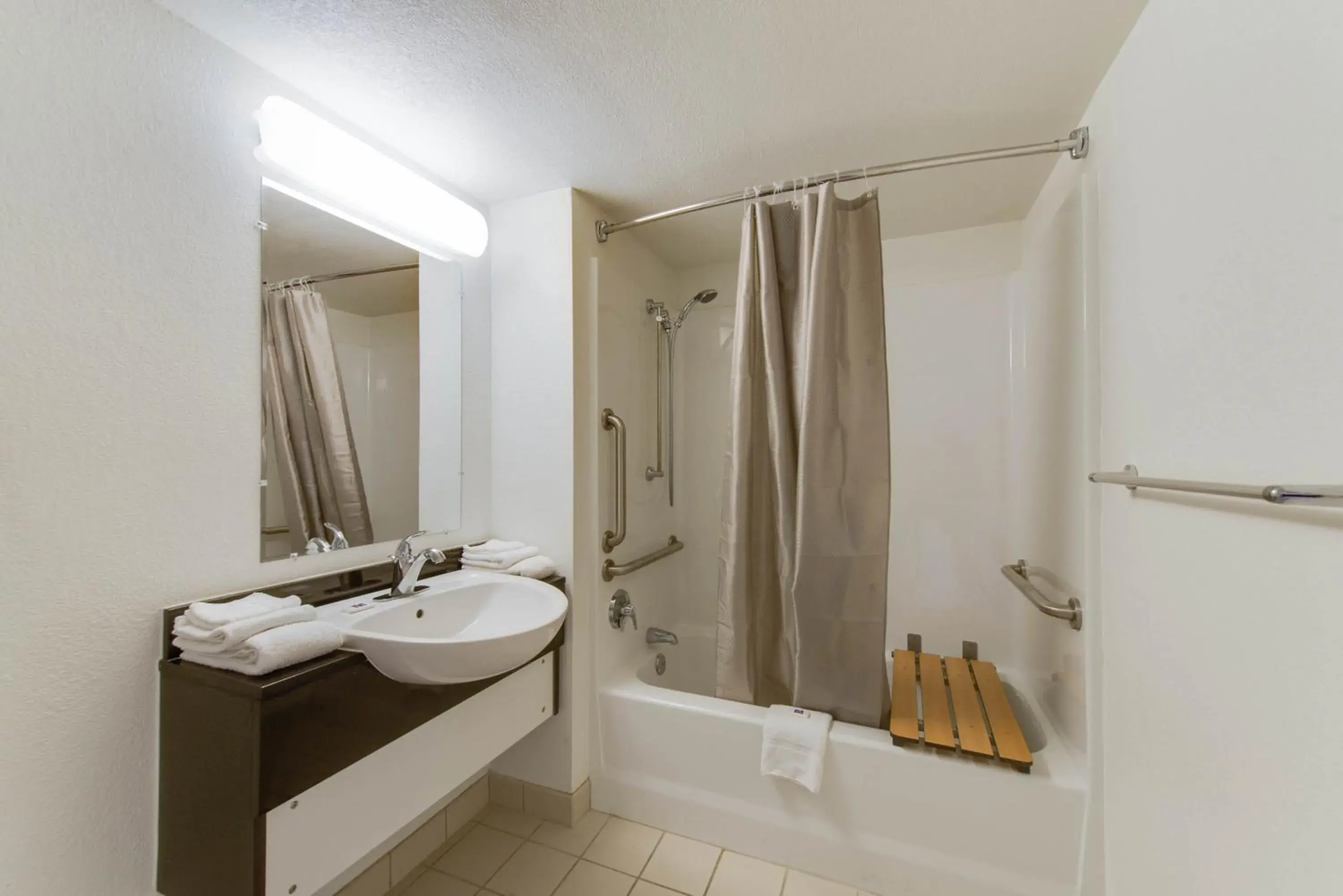 Shower, Bathroom in Motel 6-Norfolk, VA