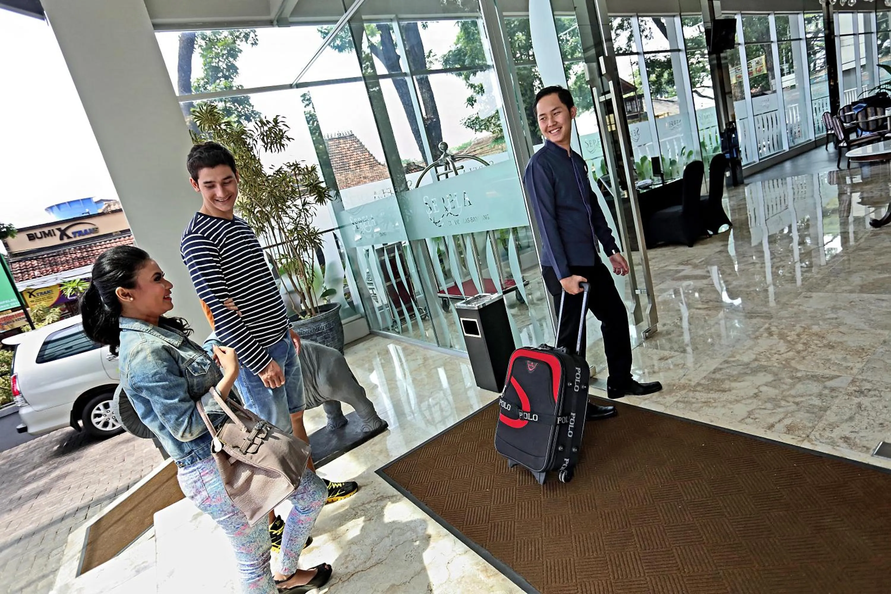 Facade/entrance in Serela Cihampelas by KAGUM Hotels