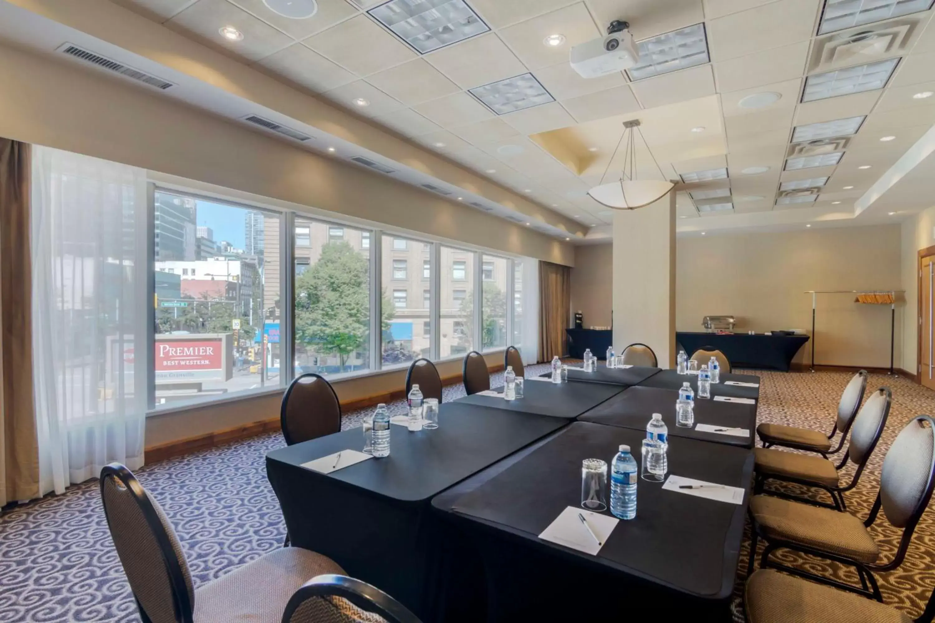 Business facilities in Best Western Premier Chateau Granville Hotel & Suites & Conference Centre