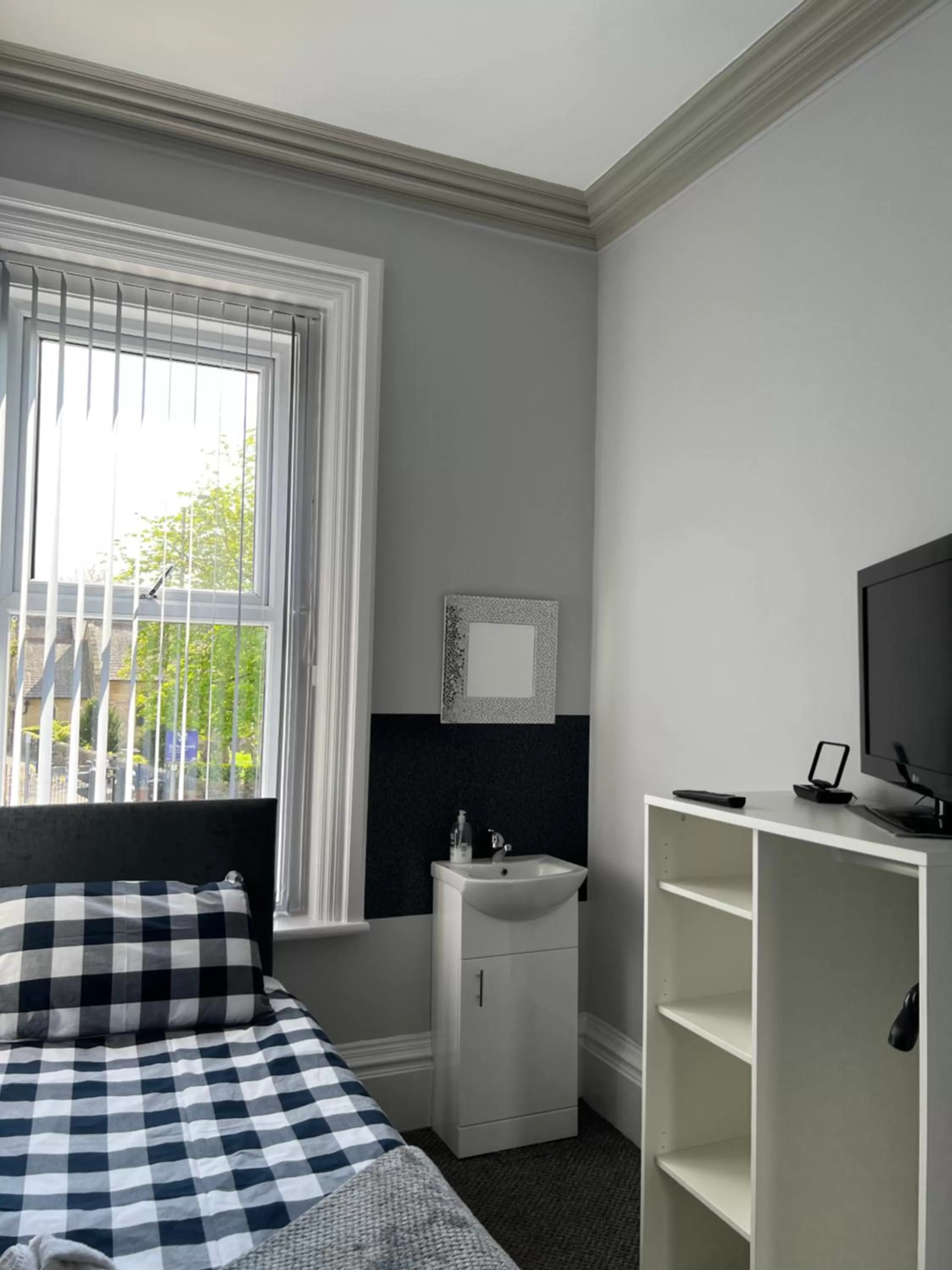 Photo of the whole room, Bed in St Andrews house Hotel