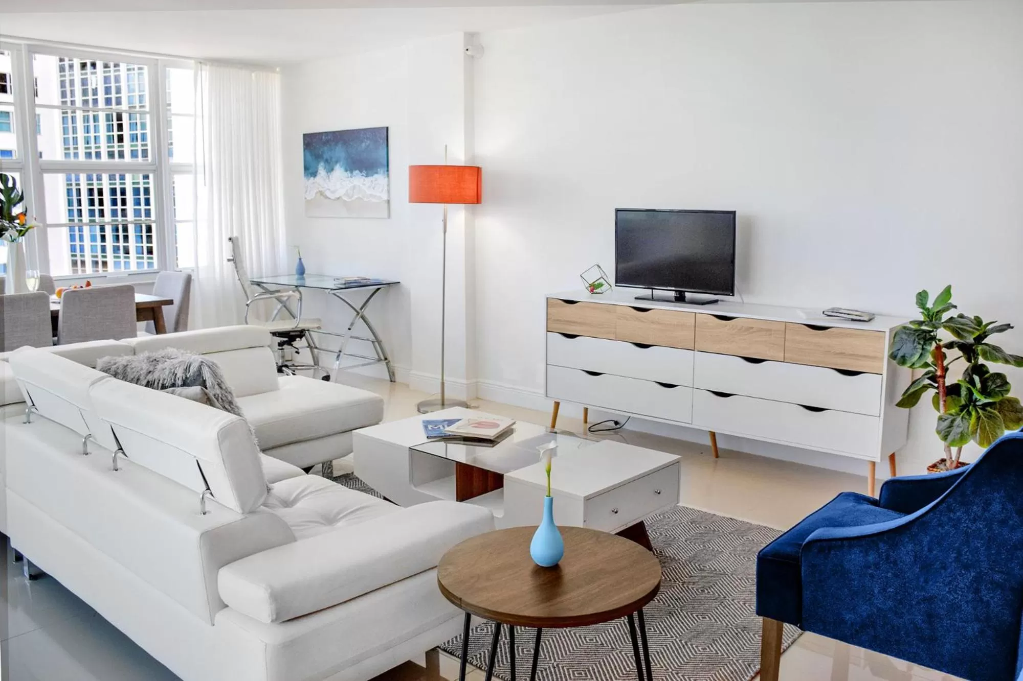 TV and multimedia in Seacoast Suites on Miami Beach