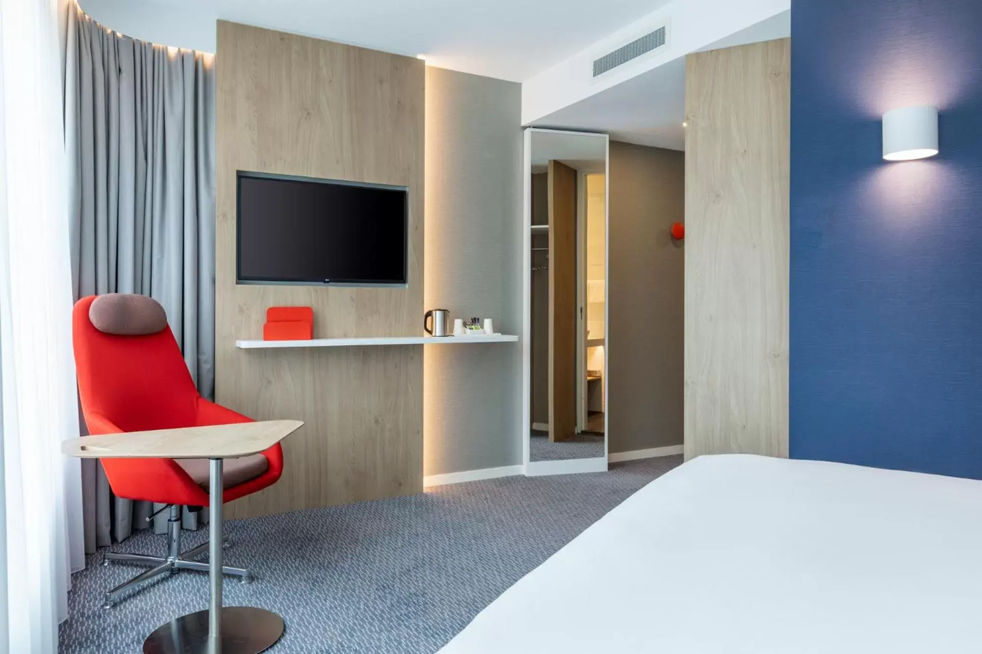 Photo of the whole room, TV/Entertainment Center in Holiday Inn Express - Almere, an IHG Hotel