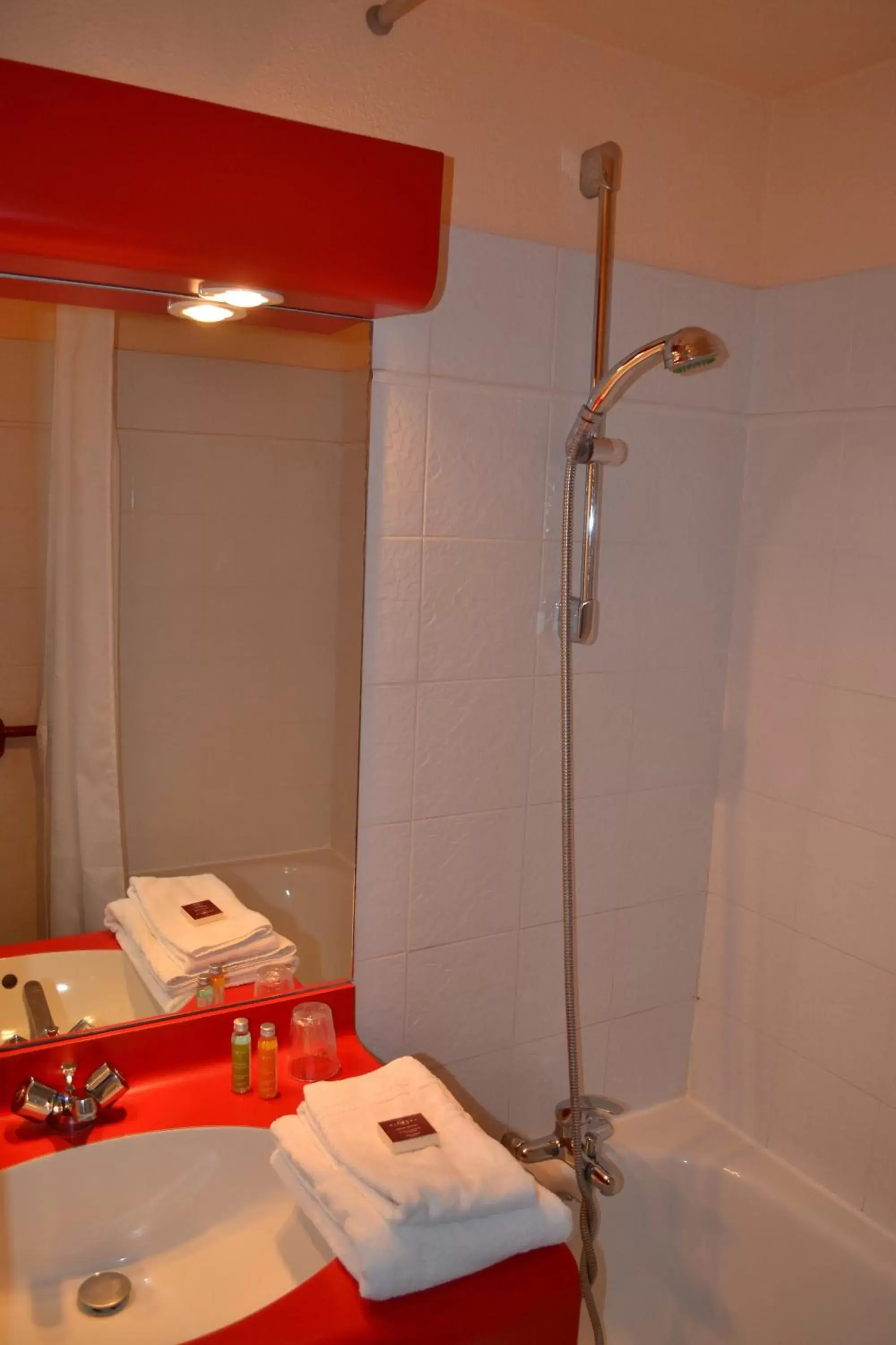 Bathroom in Noemys Gradignan - ex Cit'Hotel Le Chalet Lyrique