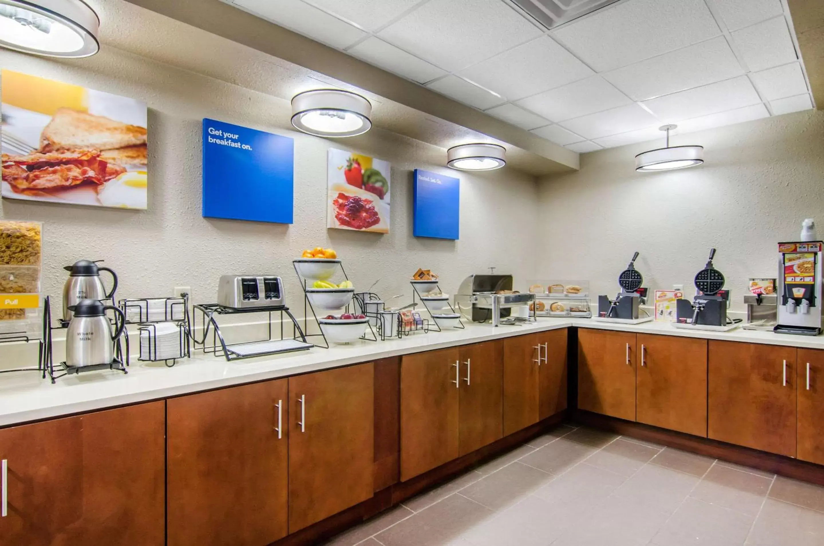 Restaurant/places to eat, Kitchen/Kitchenette in Comfort Inn & Suites