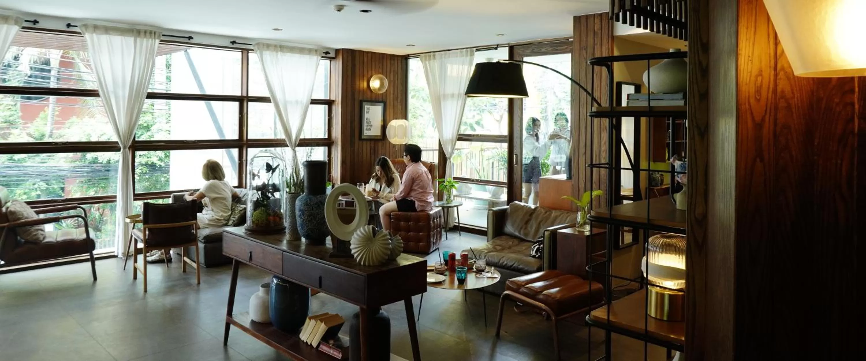 Communal lounge/ TV room in karaarom hotel