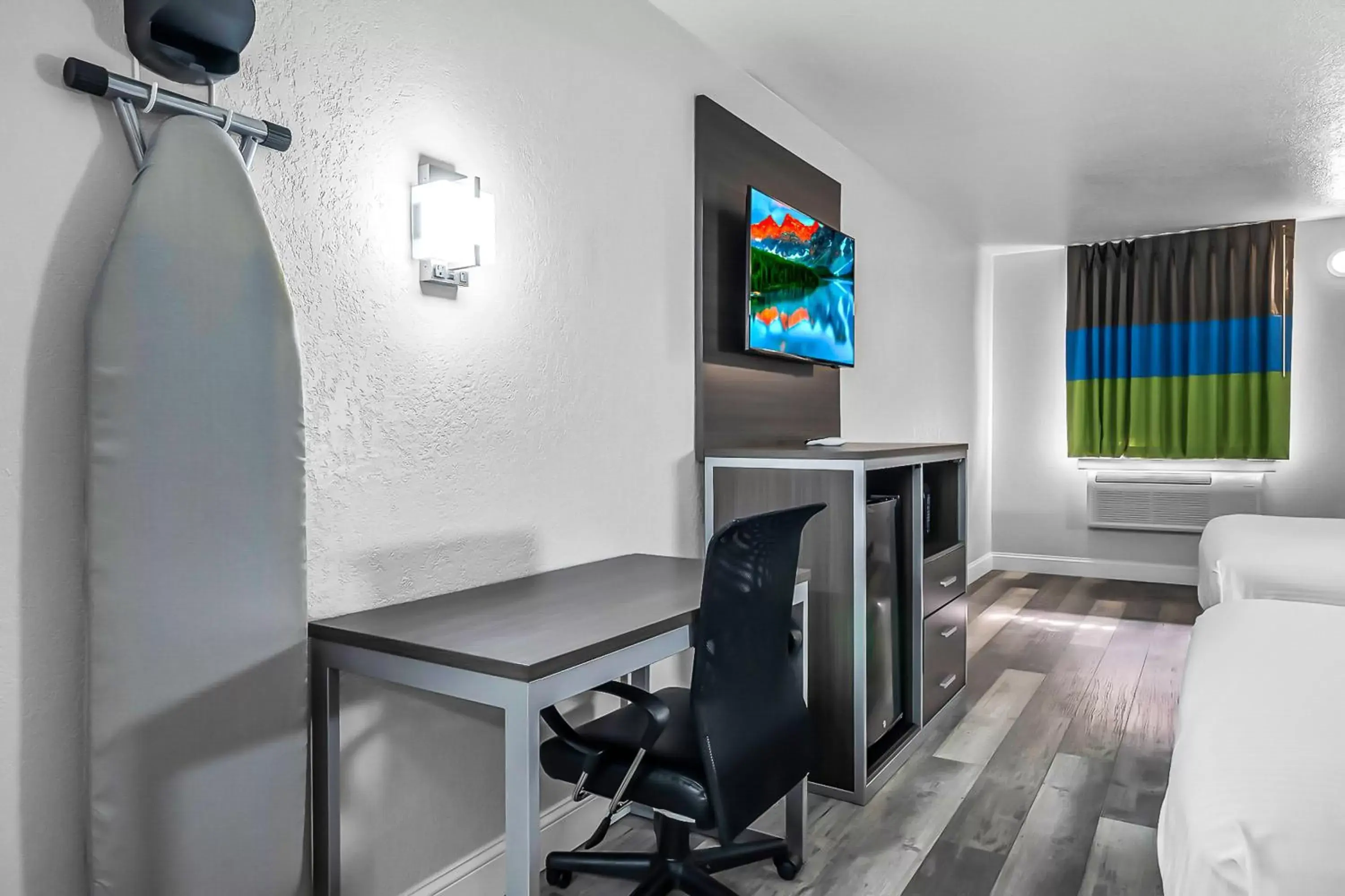 TV/Entertainment Center in SureStay Hotel by Best Western Oklahoma City West