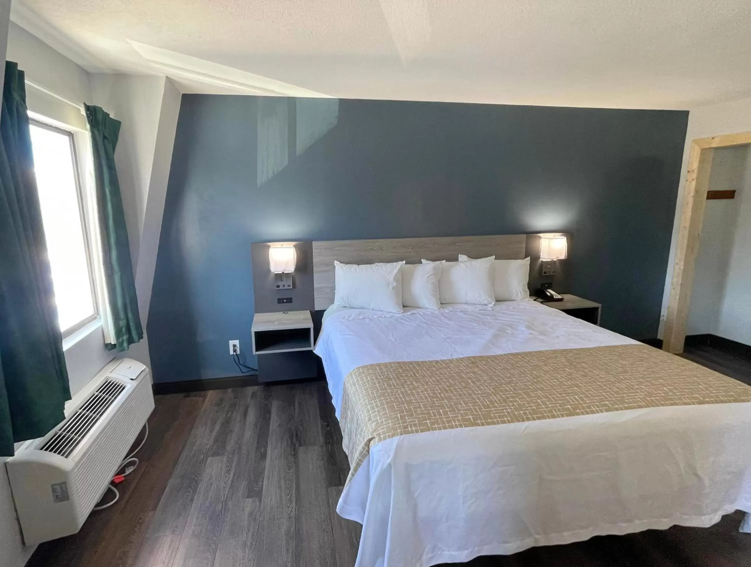 Photo of the whole room, Bed in Travelodge by Wyndham Pigeon Forge Dollywood Lane Photo of the whole room, Bed in Travelodge by Wyndham Pigeon Forge Dollywood Lane