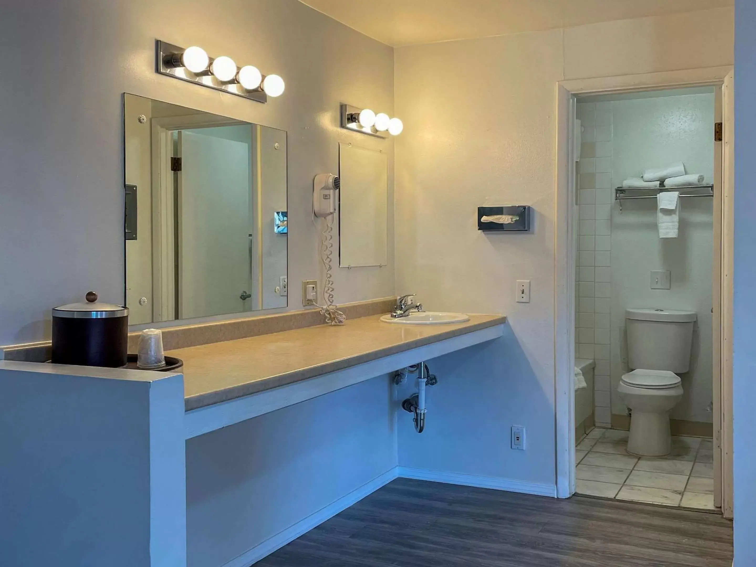 Bathroom in Rodeway Inn & Suites Omak - Okanogan