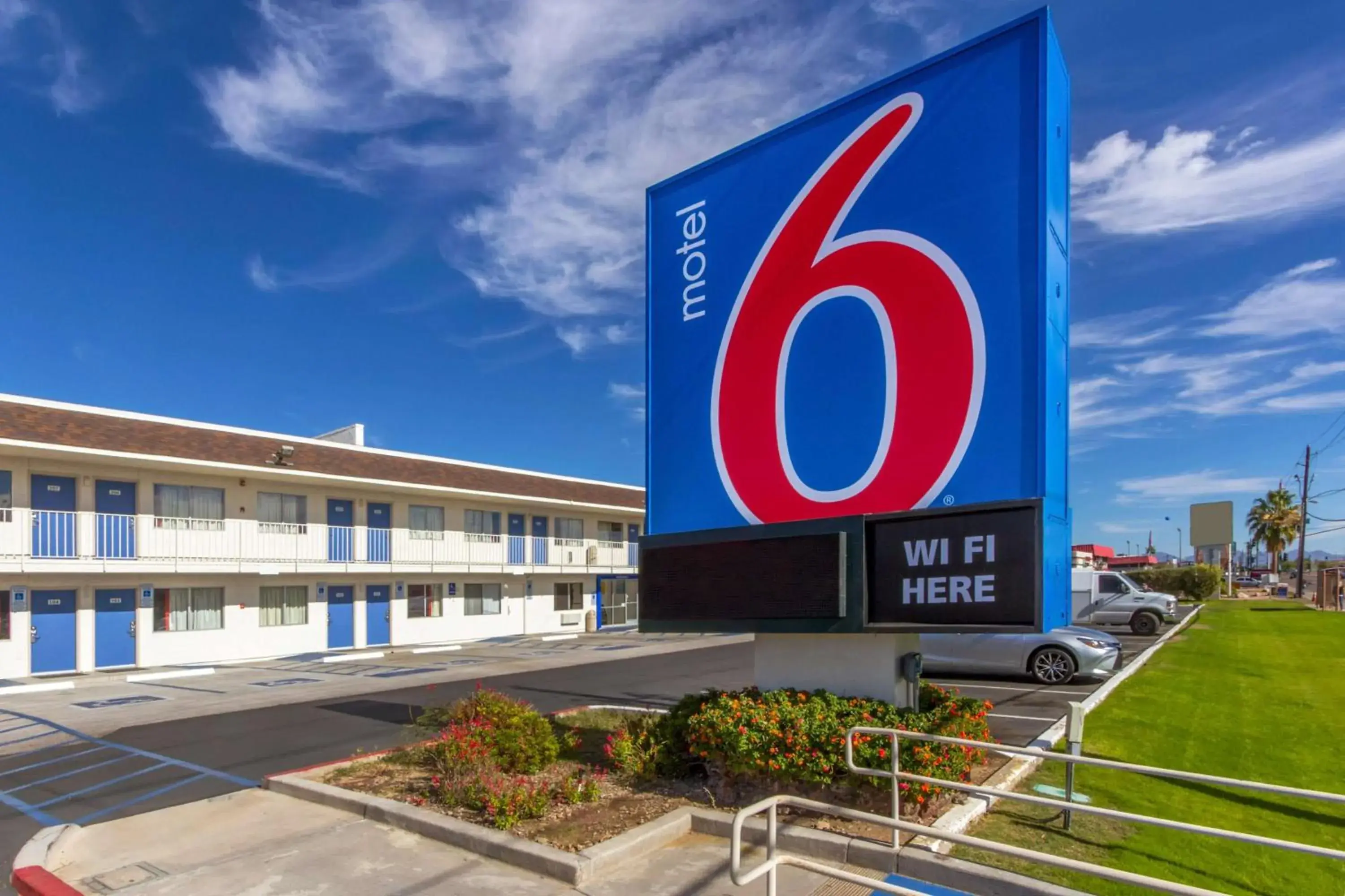 Property Building in Motel 6-Phoenix, AZ - North Bell Road