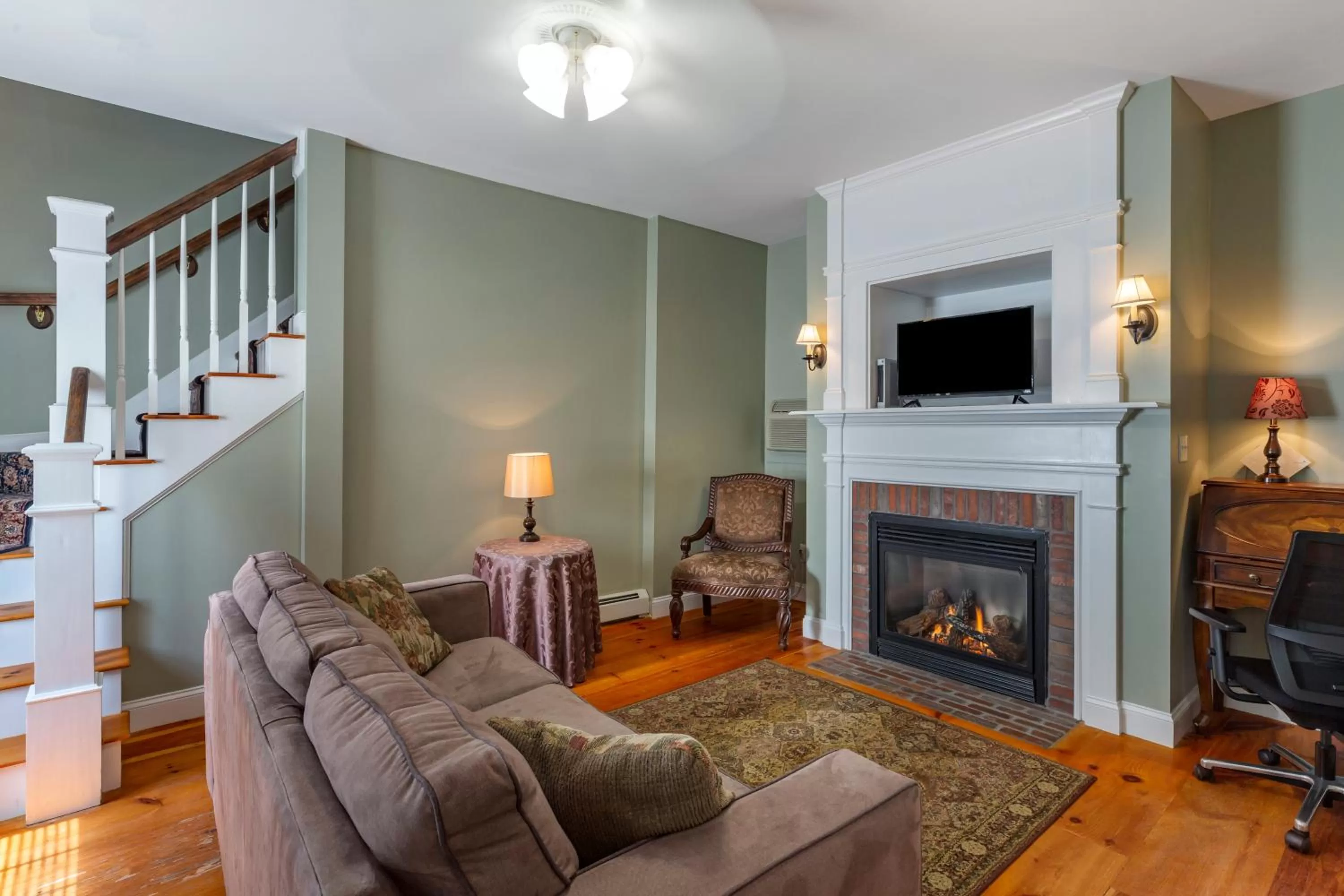 Living room in Essex Street Inn & Suites, an Ascend Collection Hotel