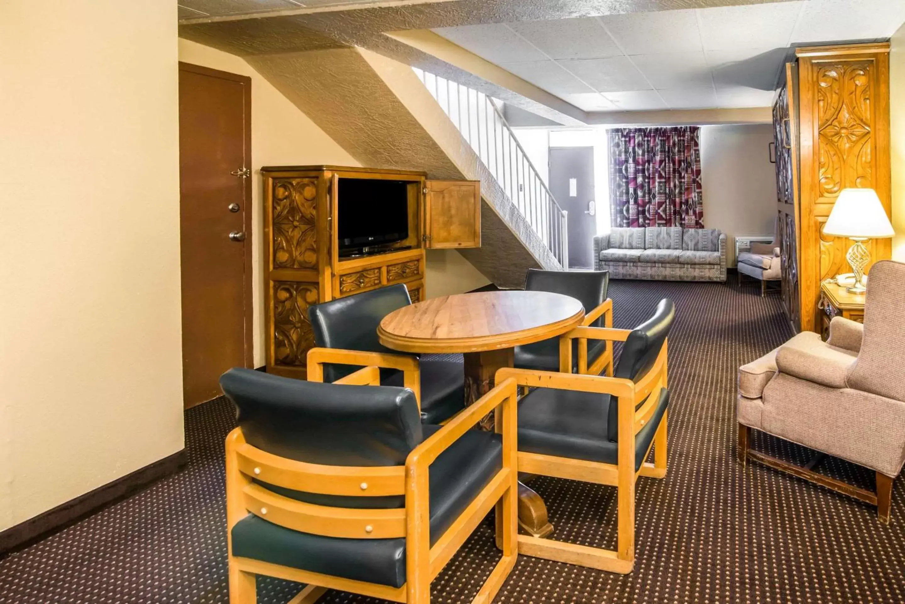 Photo of the whole room, Dining Area in Quality Inn