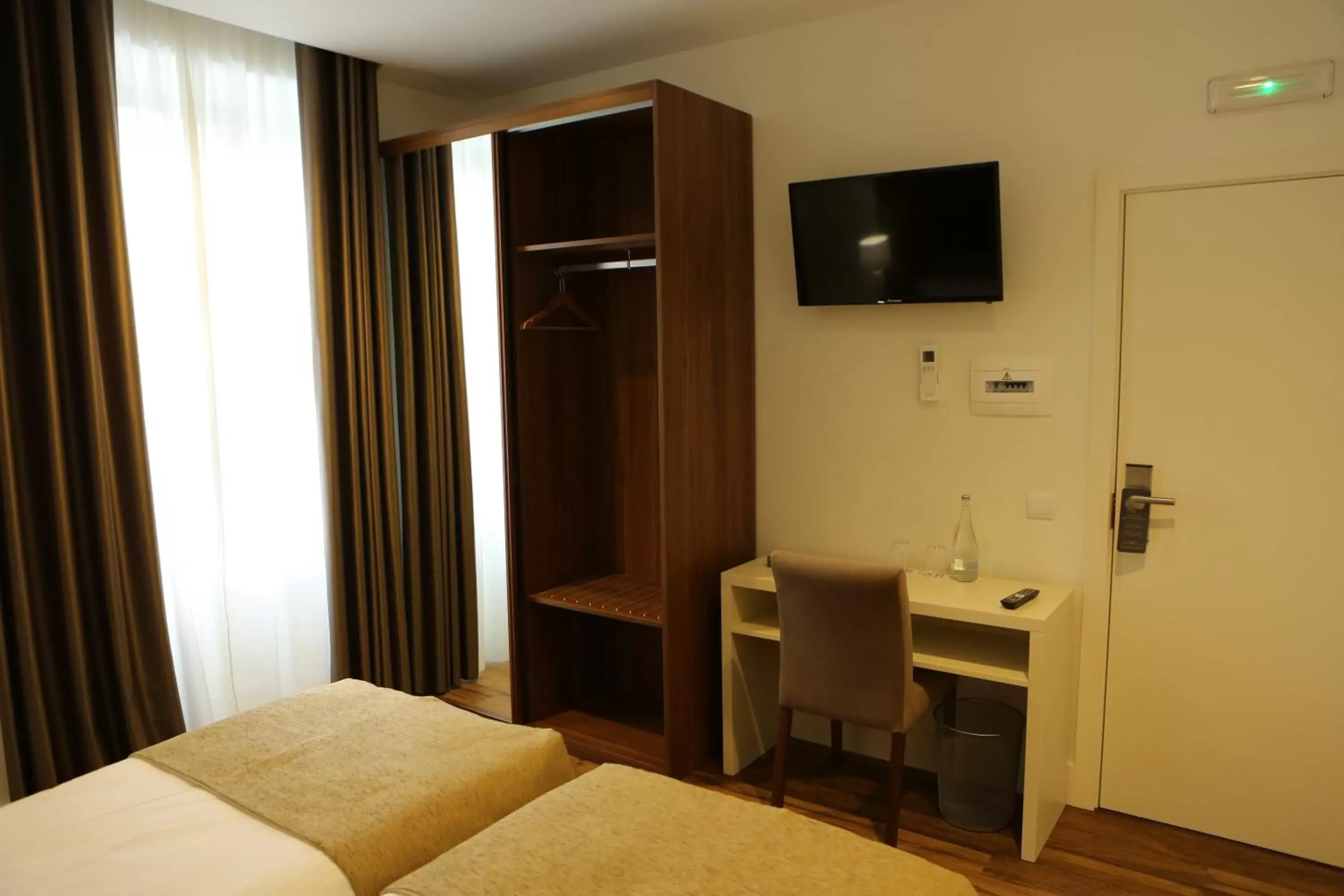 Bedroom, TV/Entertainment Center in Hotel Solar do Rebolo