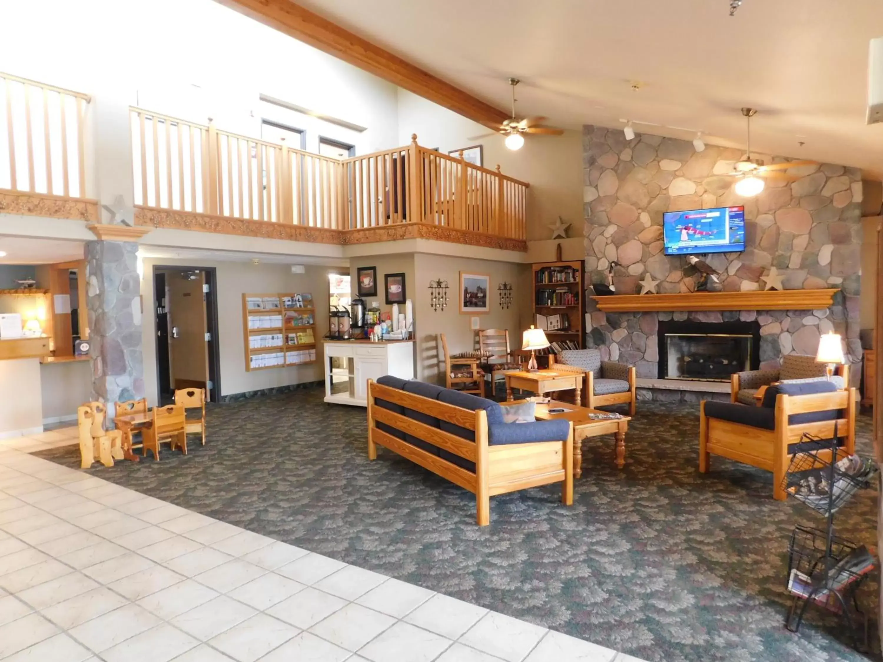 Lobby or reception, Restaurant/Places to Eat in AmericInn by Wyndham Oscoda Near AuSable River