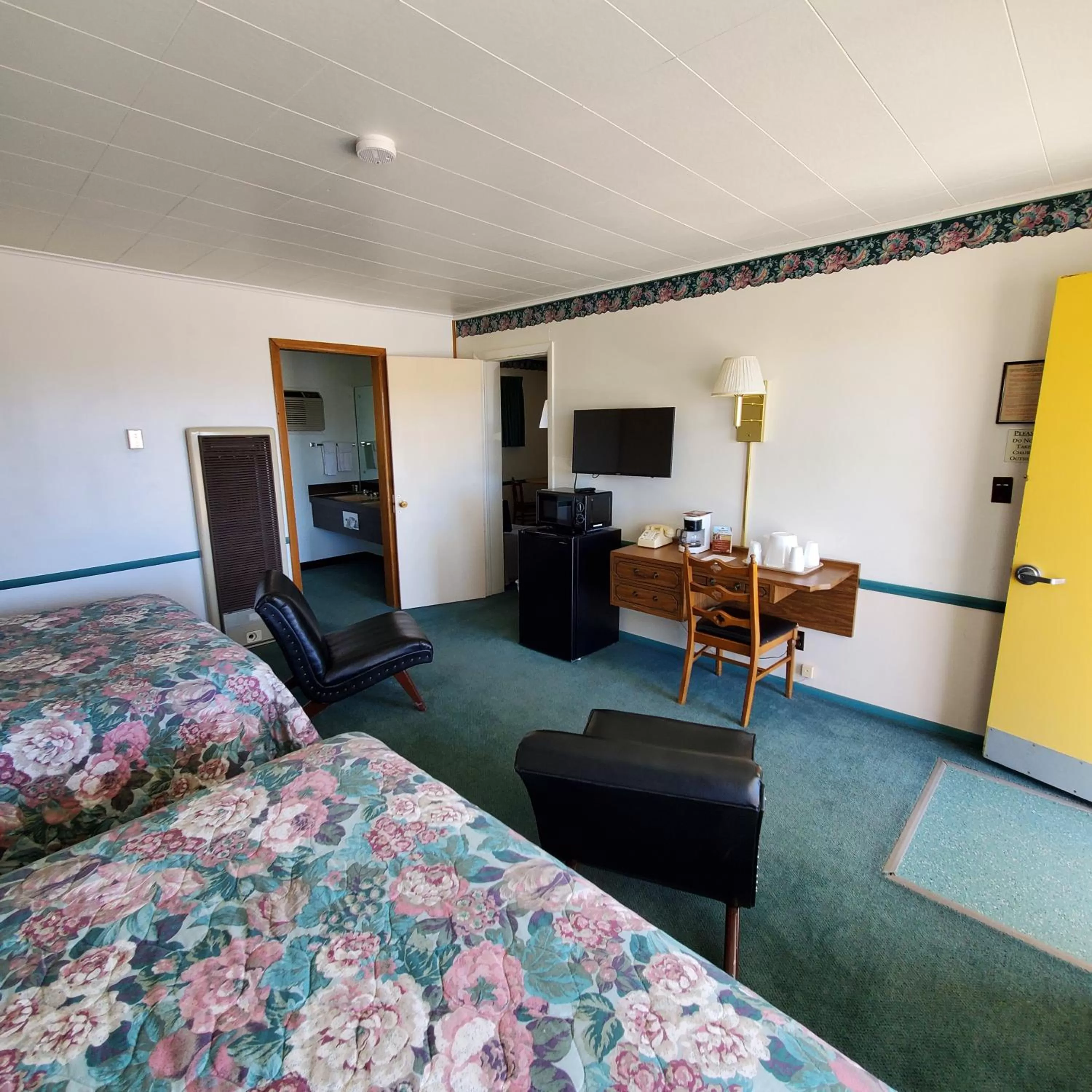 Bed in Robin Hood Motel