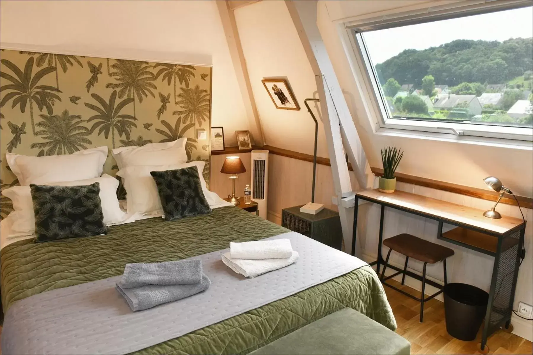 Bedroom, Bed in Honfleur, Entre Terre & Estuaire