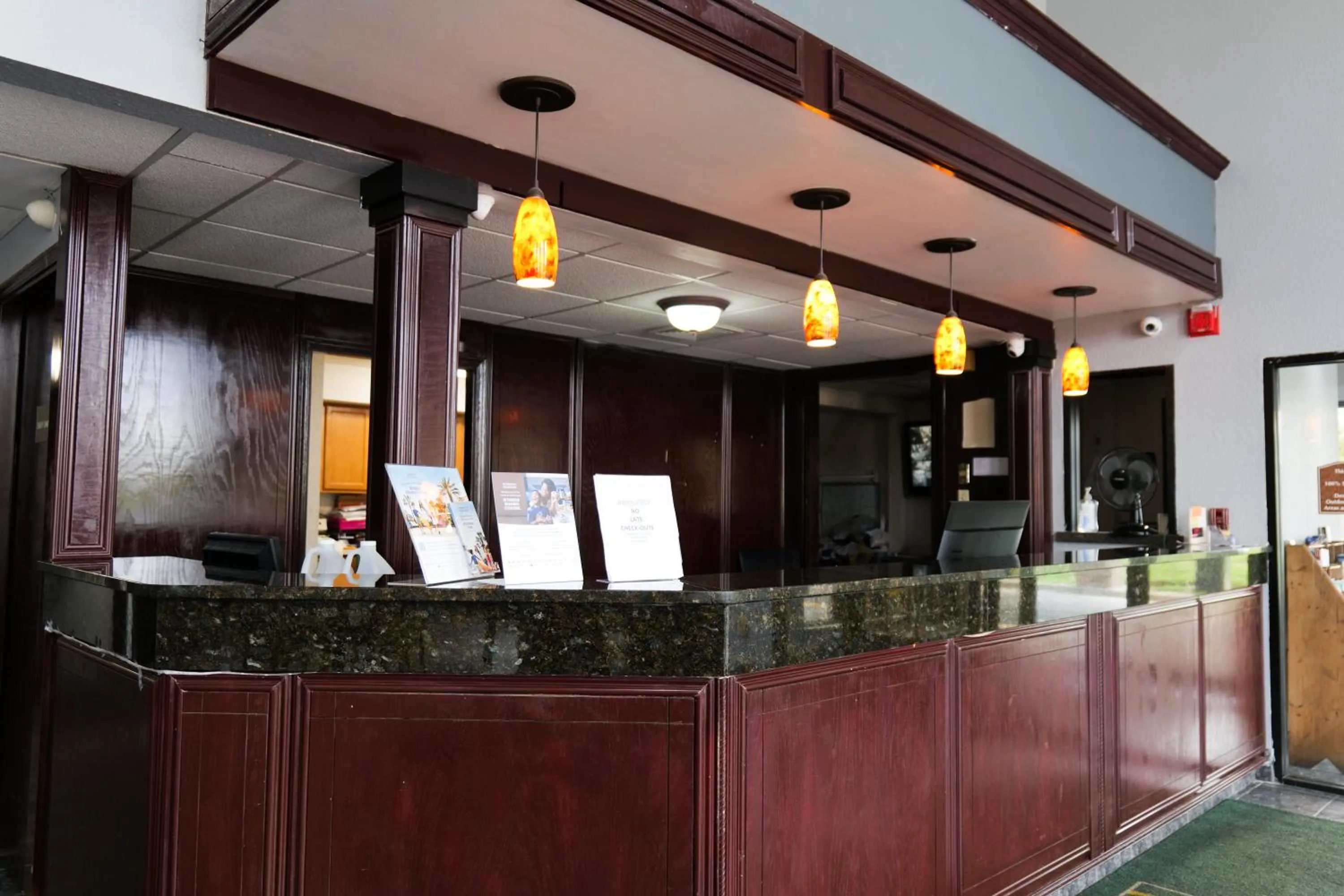 Lobby or reception in Baymont by Wyndham Flint Airport North