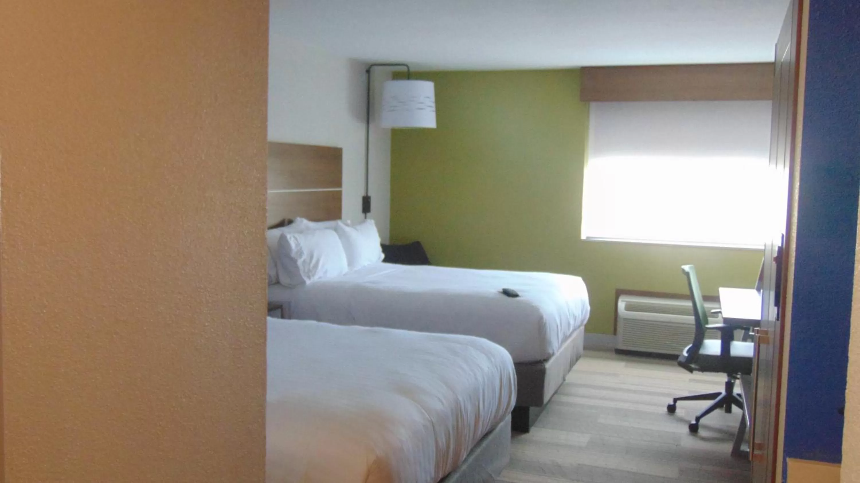 Photo of the whole room, Bed in Holiday Inn Express & Suites Wapakoneta by IHG