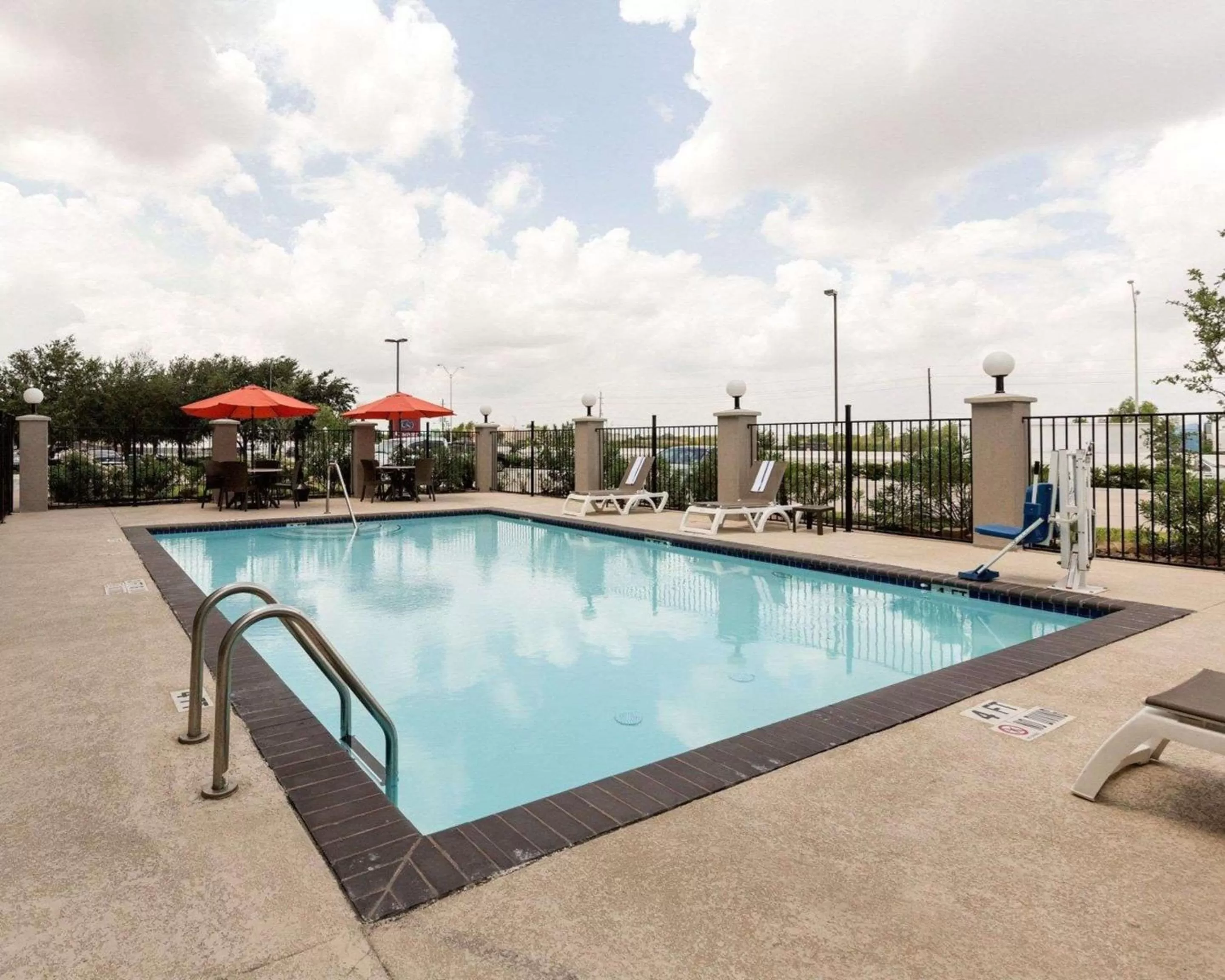 Swimming pool in Comfort Suites near Westchase on Beltway 8