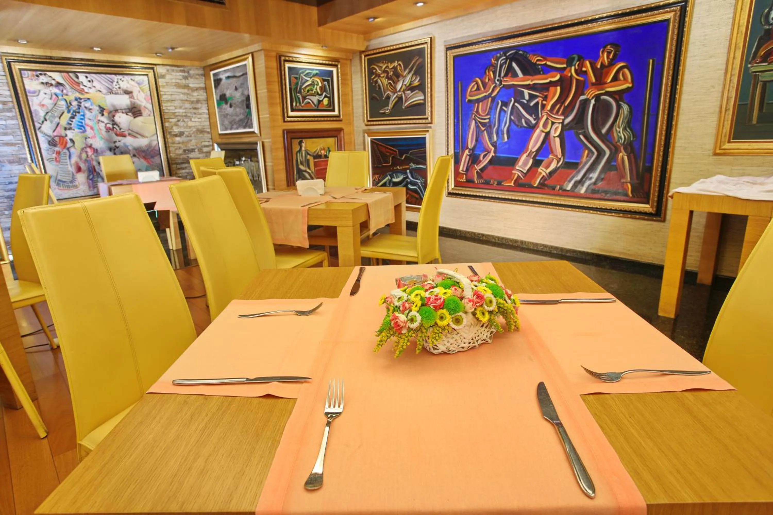 Restaurant/places to eat in Hotel Anel