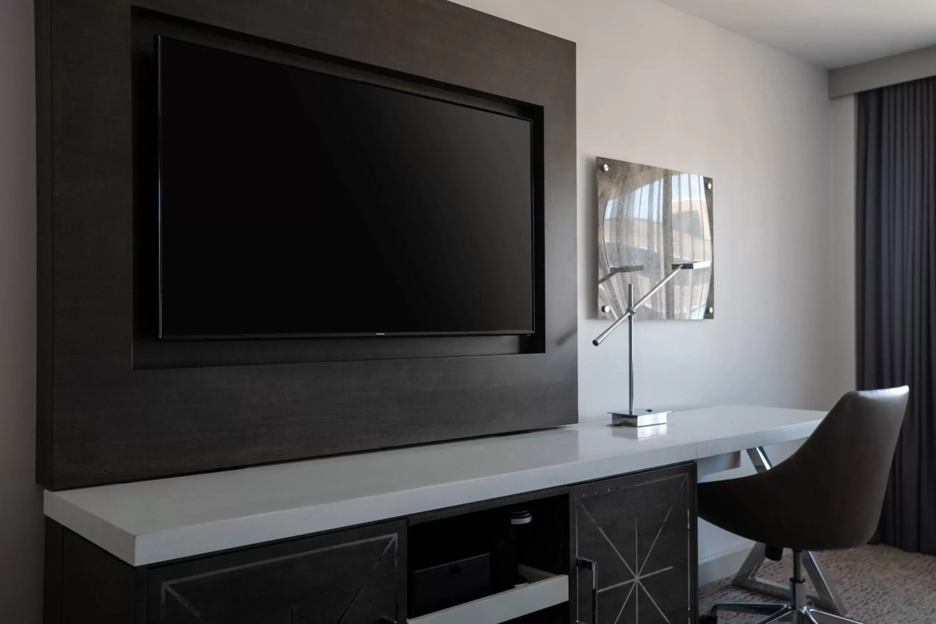 Photo of the whole room, TV/Entertainment Center in Washington Marriott Georgetown