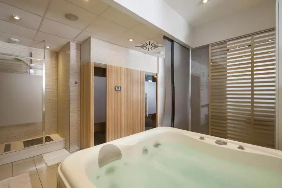 Spa and wellness centre/facilities, Bathroom in Hôtel et Spa La Villa K - Basel Airport